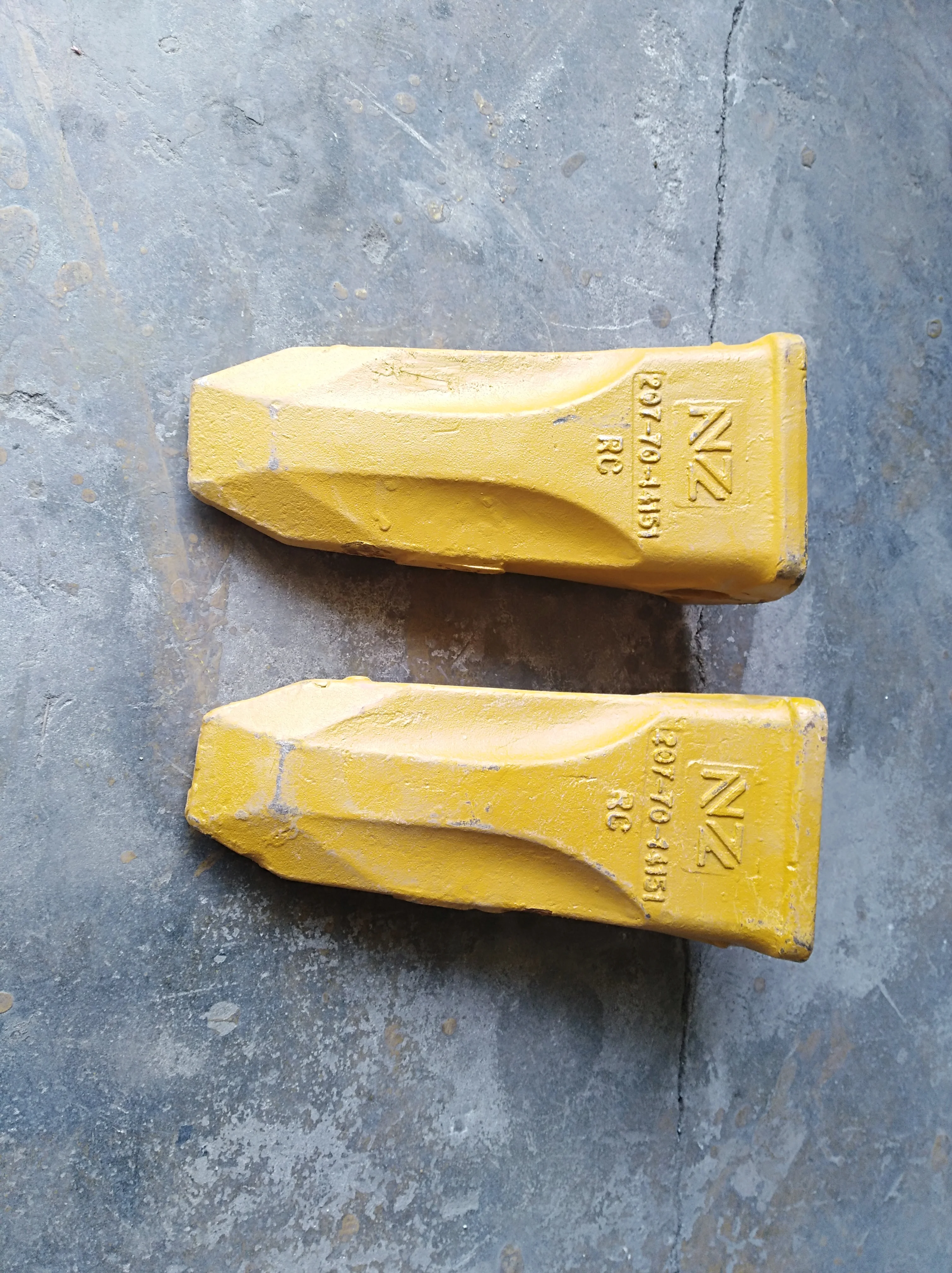 PC220 spare parts bucket tooth 206-70-48610 207-70-14151 with good price