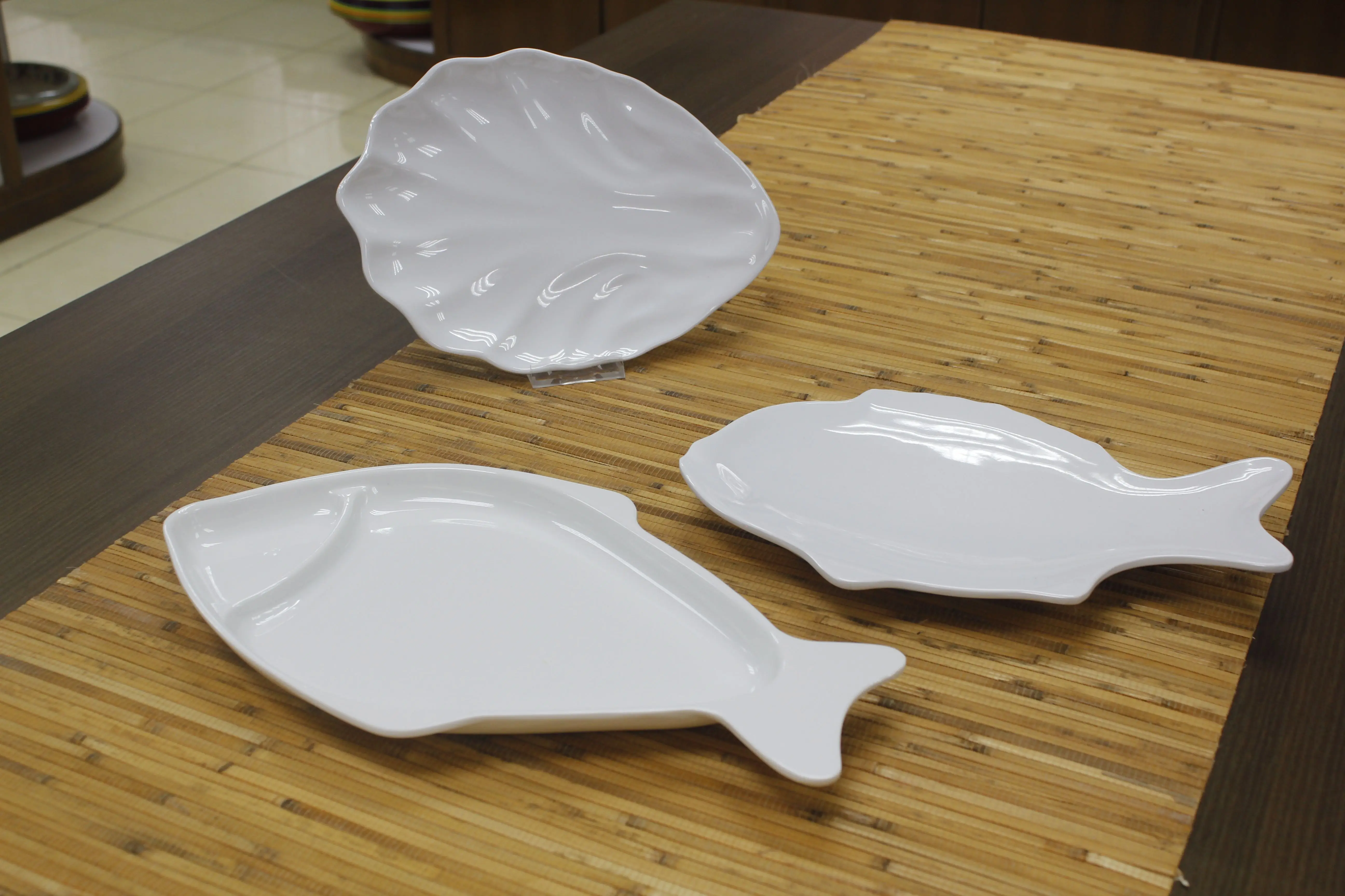 Melamine White Fish Shape Hot Pot BBQ Seafood Dumplings Platter Unbreakable Reusable Plate with High Quality for Restaurant