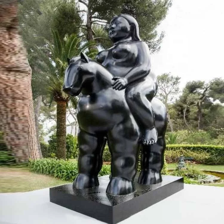 fat woman on horse (23)