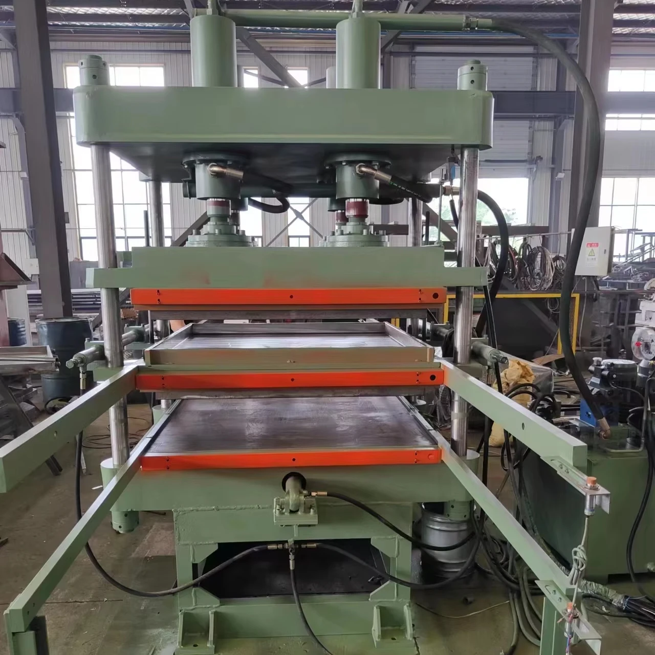 Rubber floor tile making machine for making rubber tiles