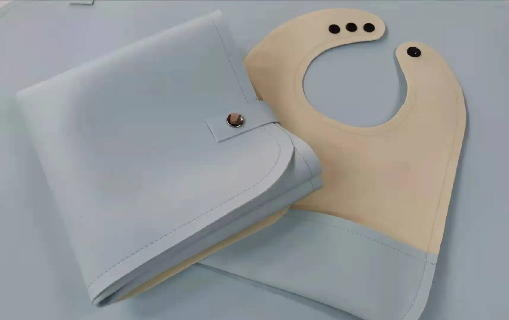 Support small batch ordering Hot same color Solvent-free PU leather Foldable Diaper Changing mat Baby Bib set