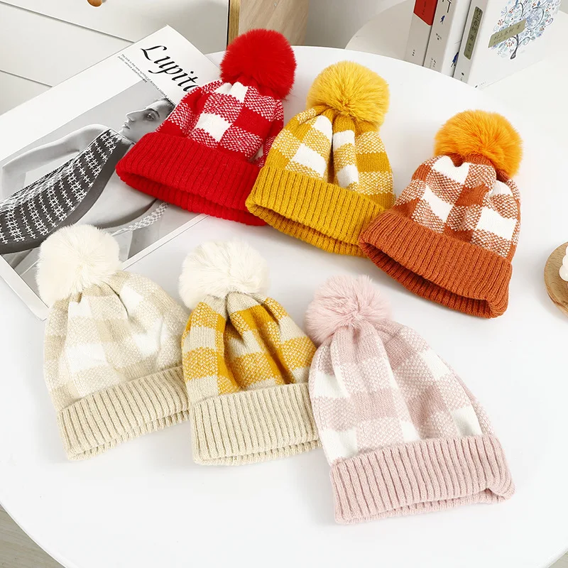 Женская вязаная шапка с помпоном 2024