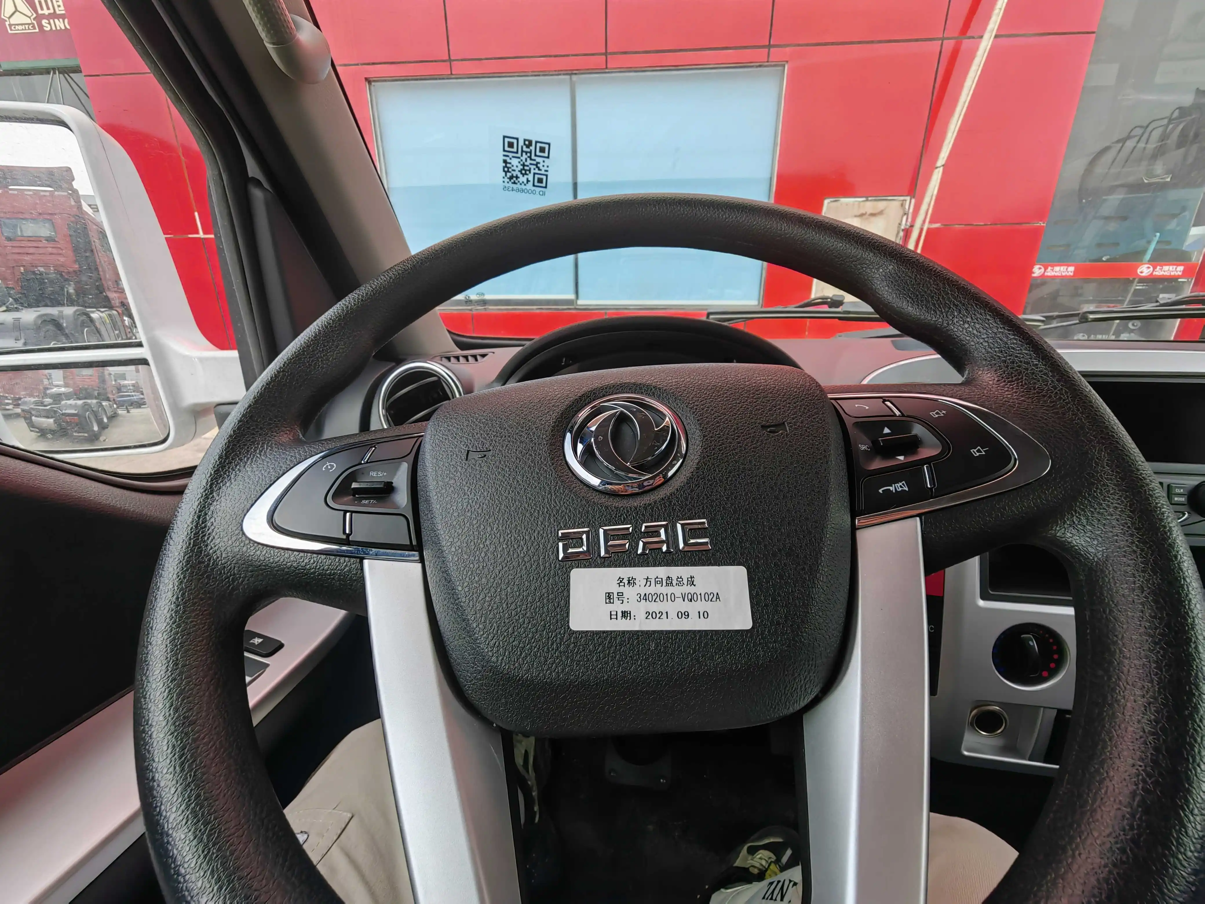 Dongfeng 4x2 mini pickup truck small cargo box van 109hp left drive 6 wheel diesel small commercial van cargo truck