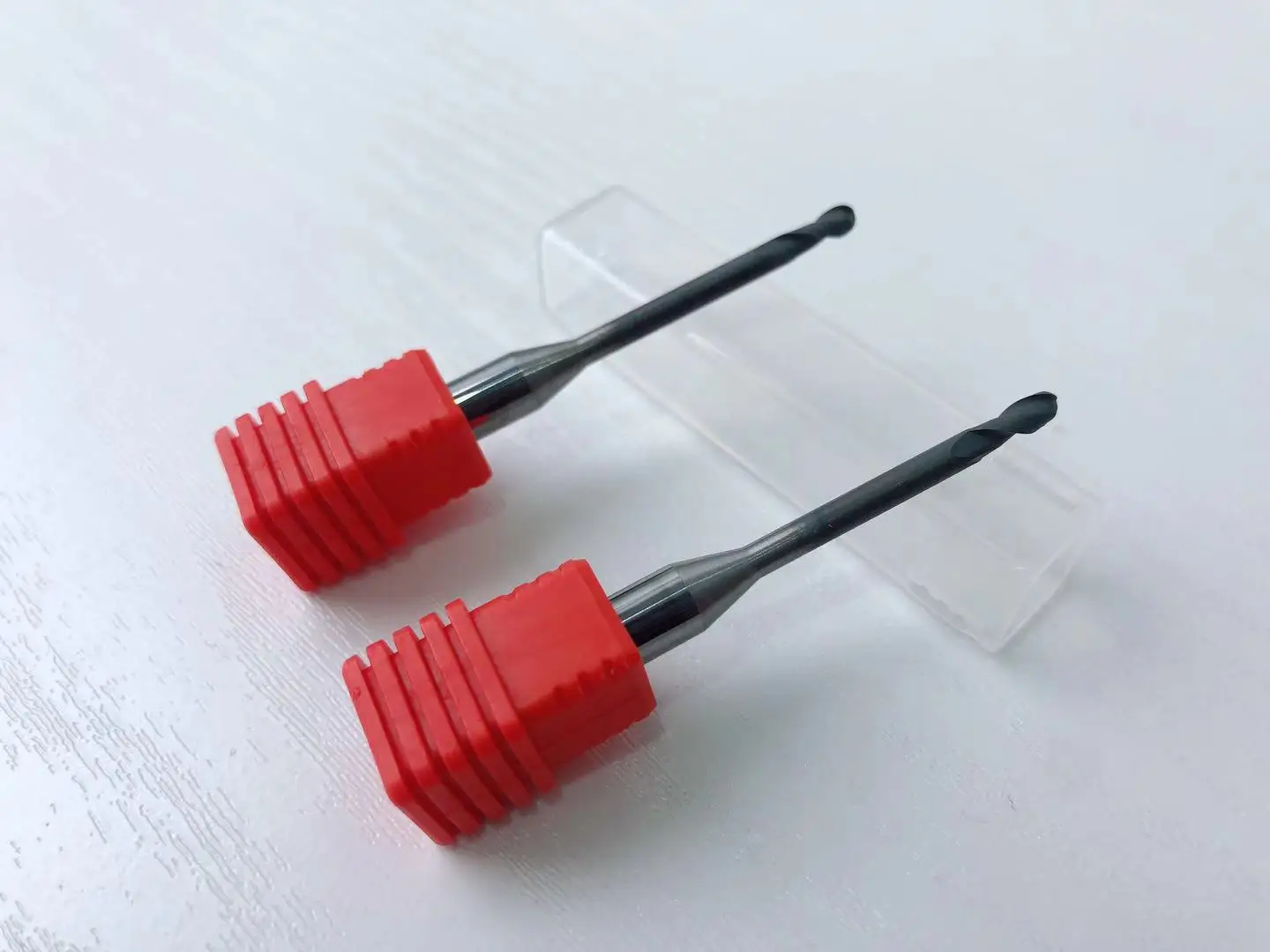 Diamond-coated high-silicon aluminum milling cutter for processing silica-containing aluminum composites