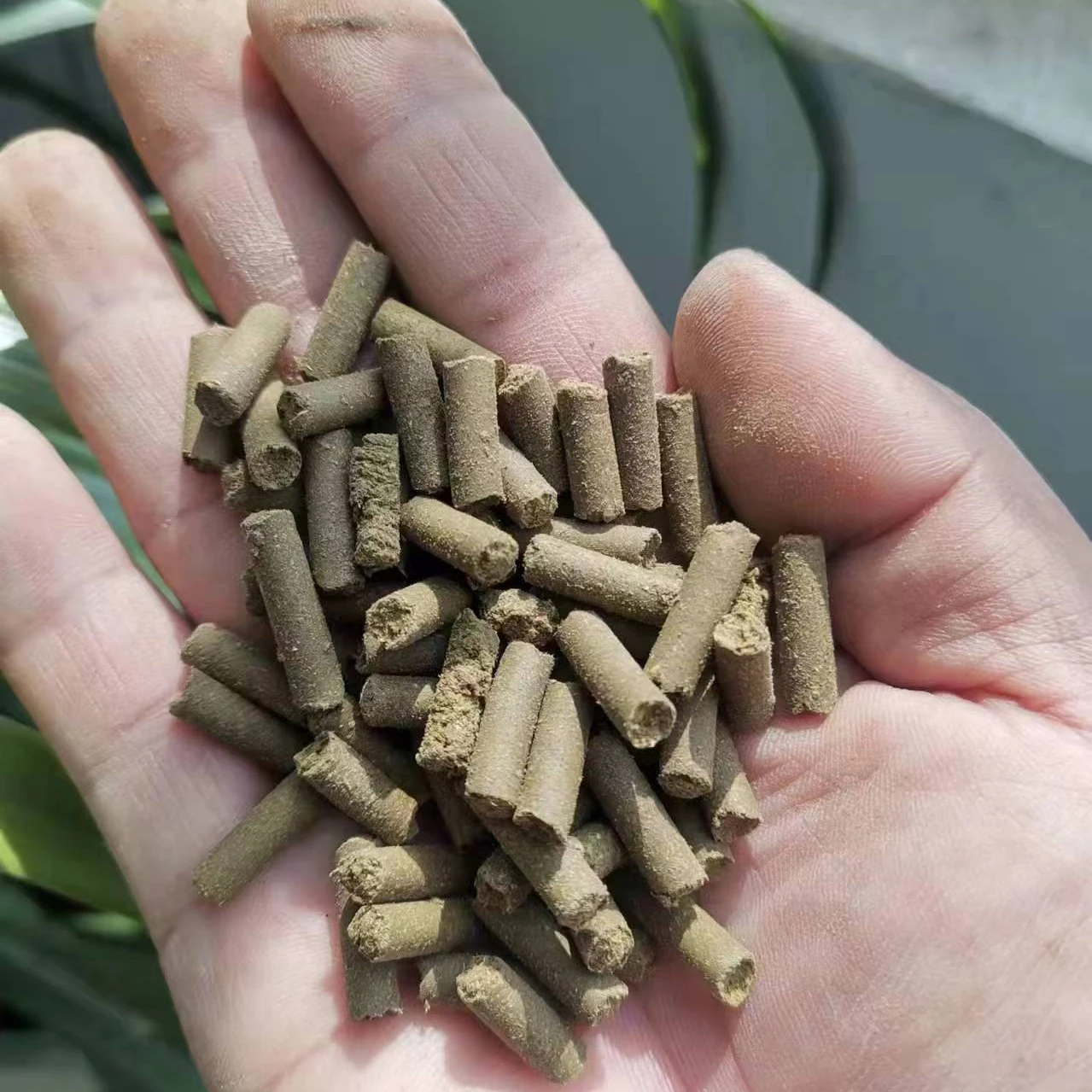 Columnar Manure Organic fertilizer for soil broadcast  factory price NPK PLUS