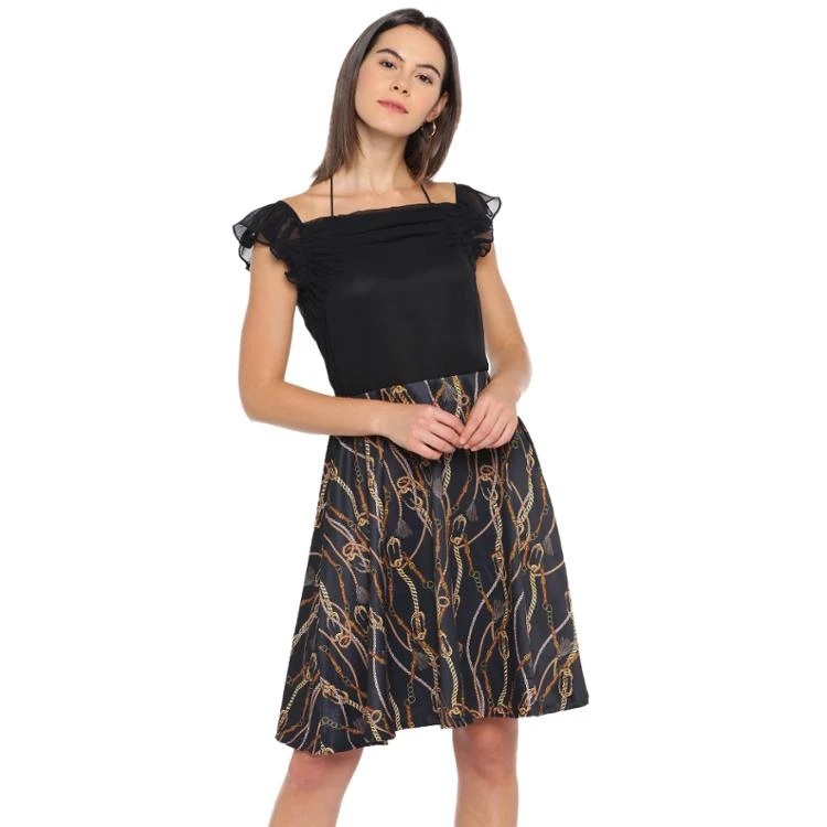 Черное расклешенное платье с принтом