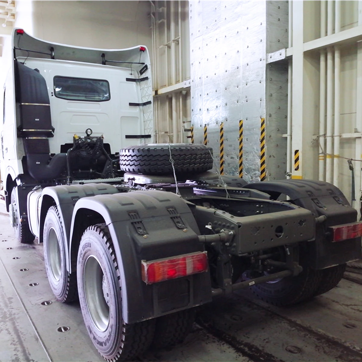 SINOTRUK Howo Tractors Trailer Head 6x4 Howo A7 Tractor Truck With Spare Parts