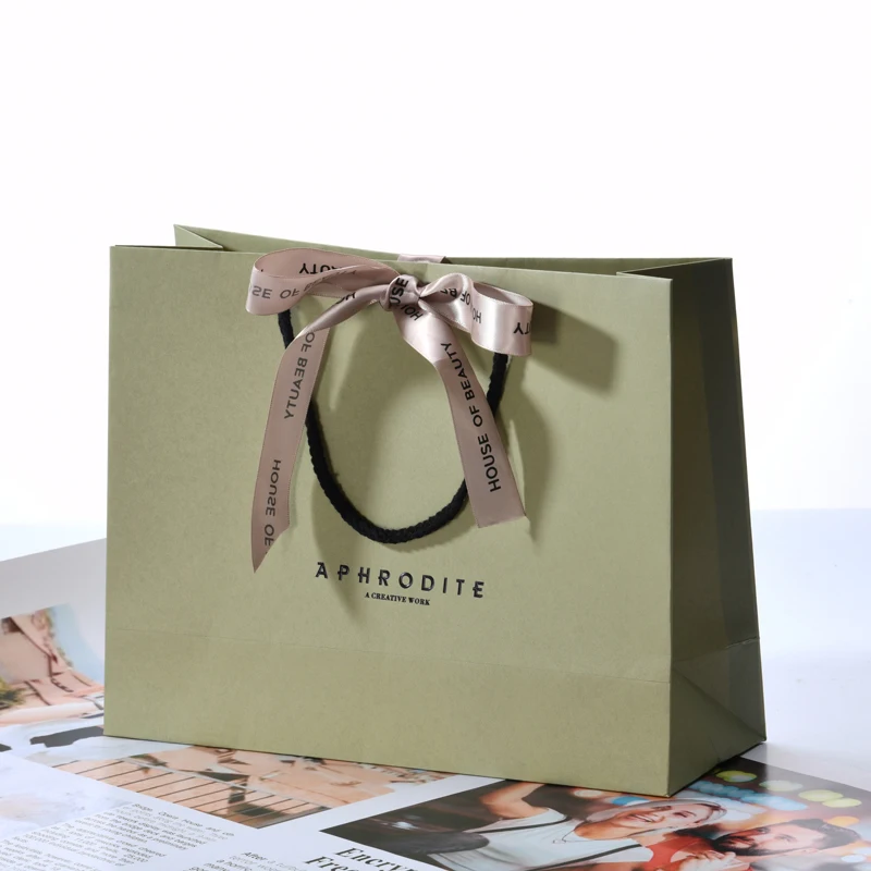 Manufacturer Custom Designed Glossy Lamination Carry Luxury Shopping Paper Packaging Bags With Logo Wholesale