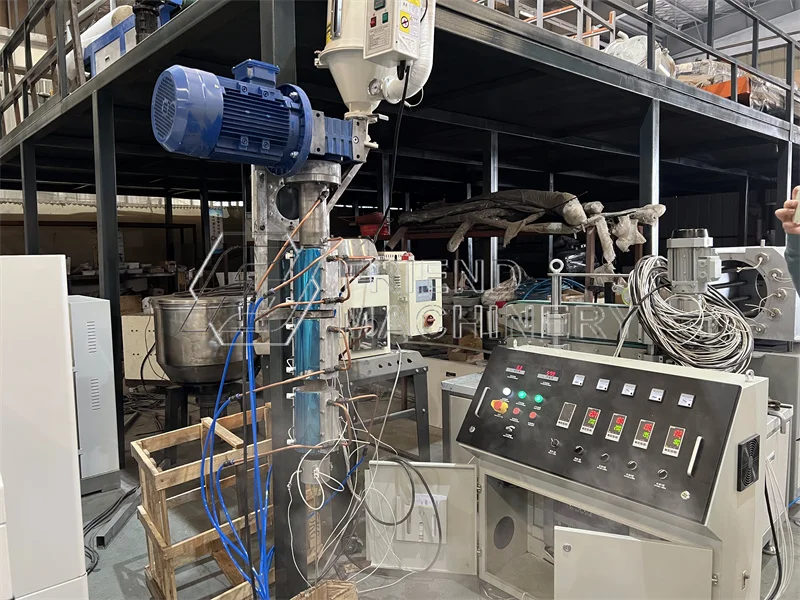 Vertical plastic extruder 3D printer head for robotic arm use