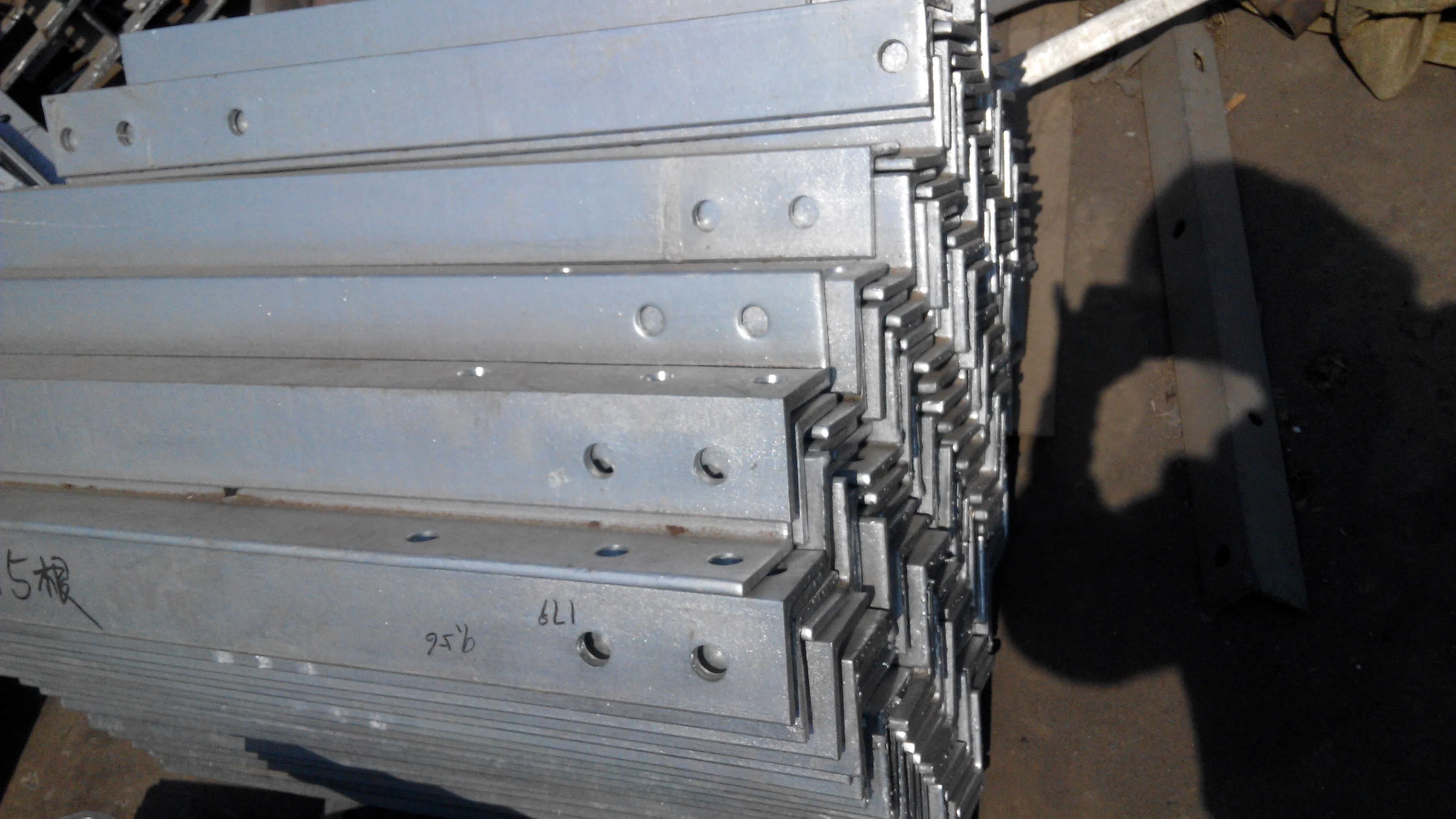 Поставки от китайского производителя горячеоцинкованного железа поперечных рычагов и аксессуары для электрическая арматура