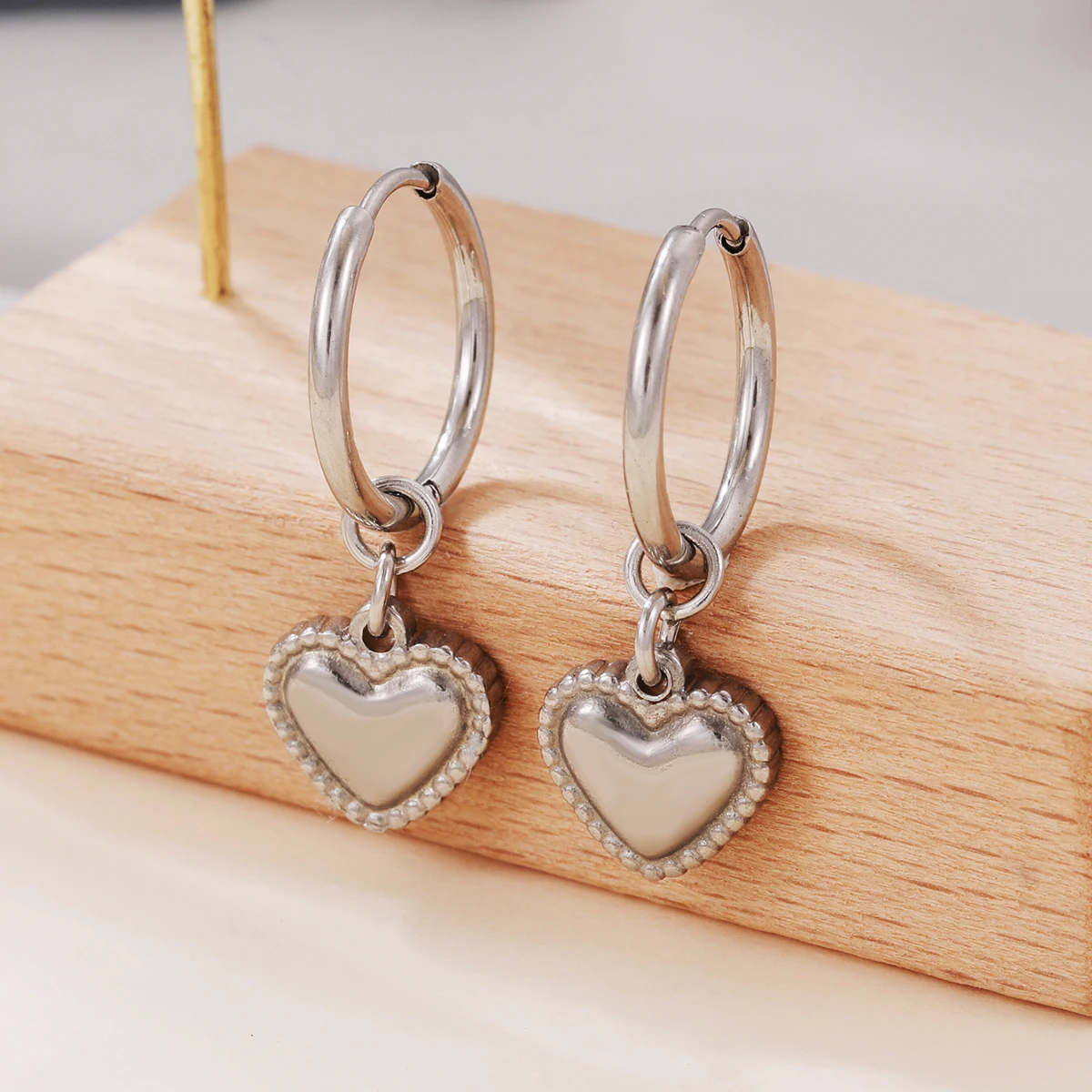 Wholesale Unisex Stainless Steel Heart Hoop Earrings Fashion Punk Style Huggie Earrings for Women Parties Gifts Anniversaries