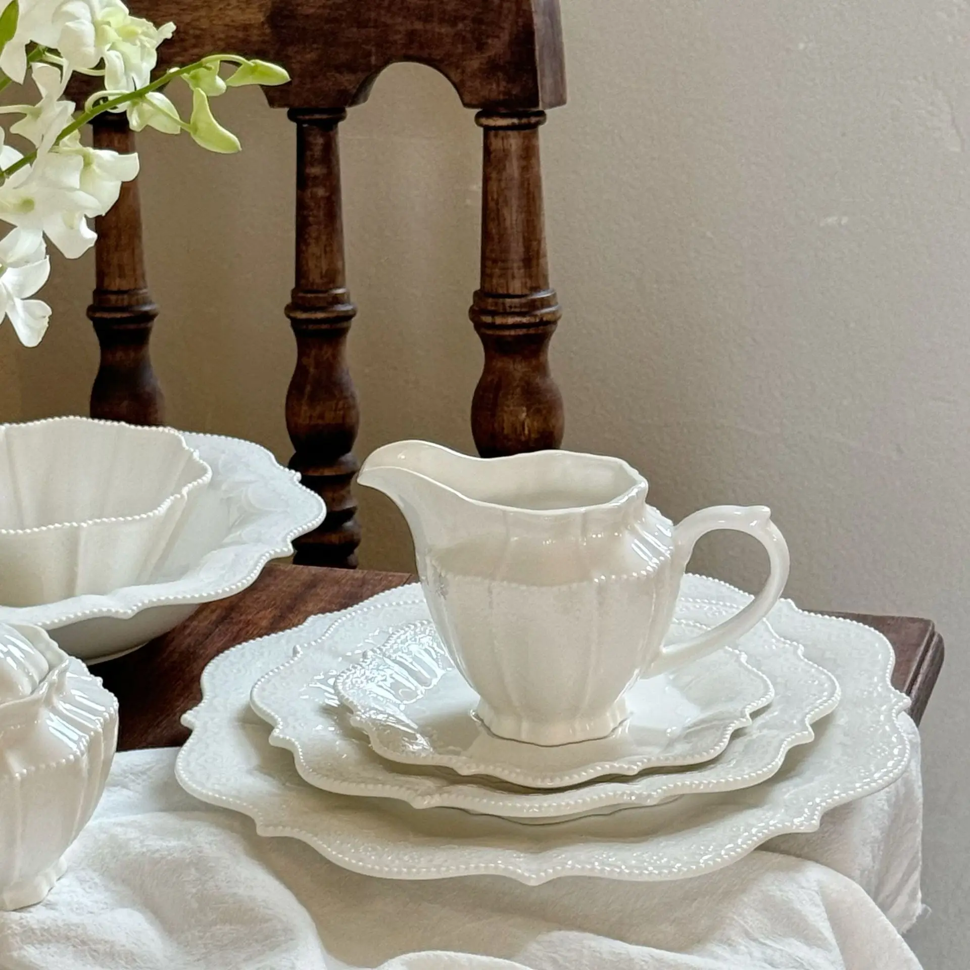 Vintage Embossed White Dinnerware Set Romantic Lace Charger Plates Ceramic Relief Wedding Crockery Tableware Bowls and Dishes