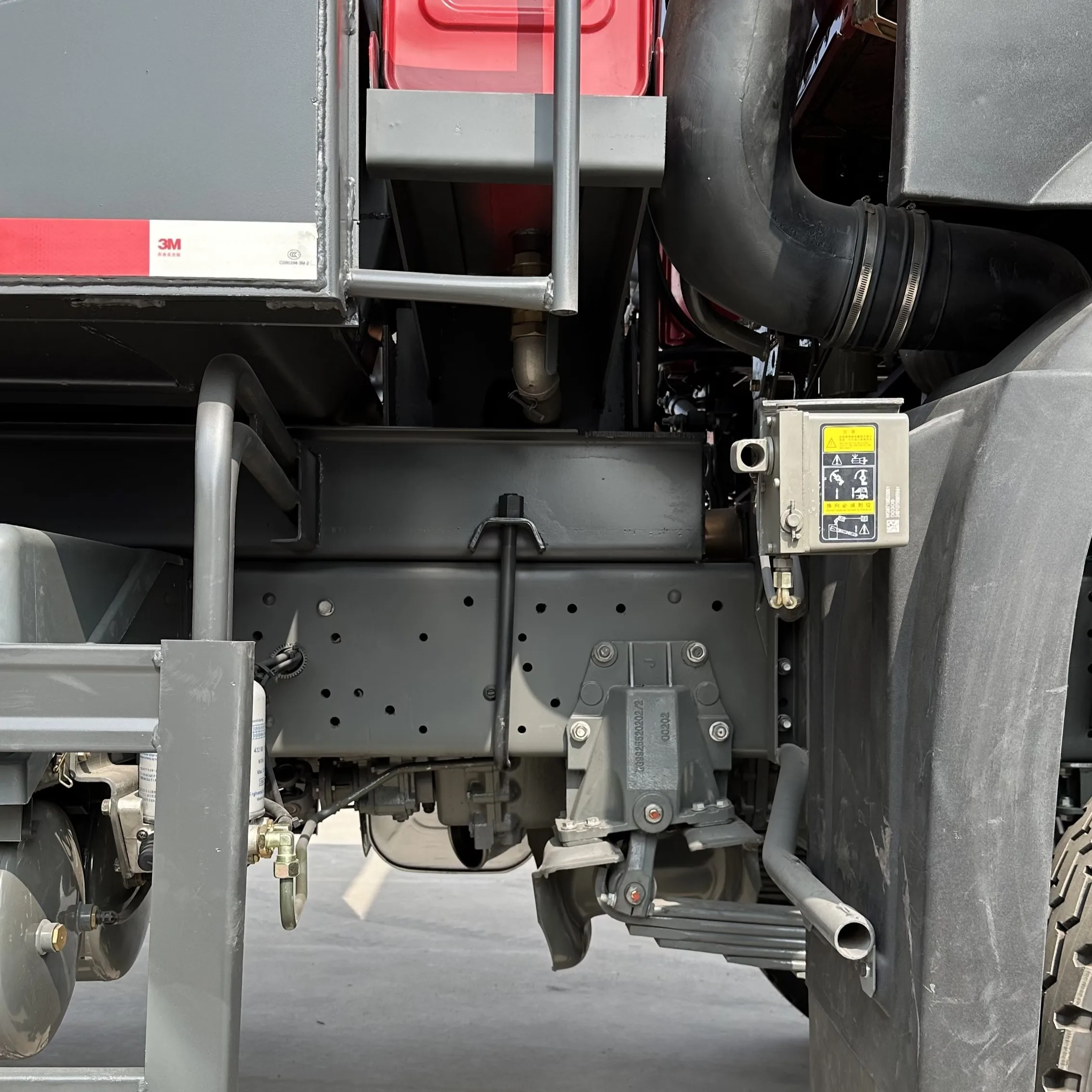 New 6x4 Diesel Tractor Truck with 450HP Left Steering Euro 3 Emission Standard Manual Transmission Weichai Engine