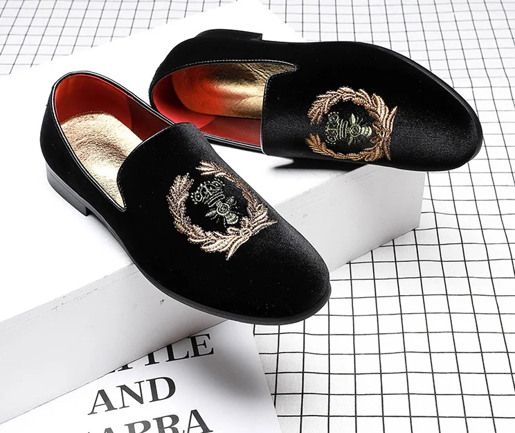 
Mens fashion velvet loafers pointed toe slip on flat casual shoes driving mocassin red bottom shoes 