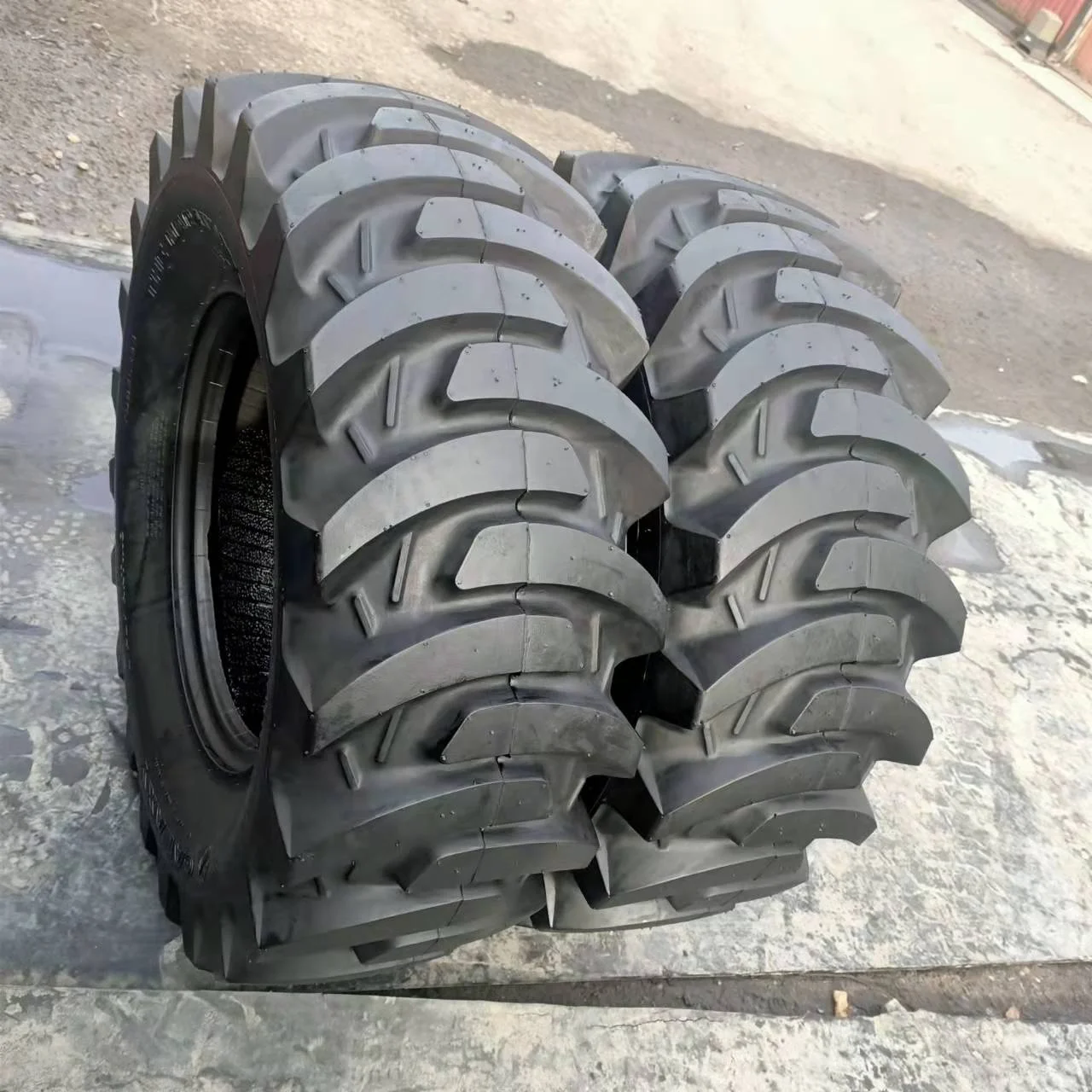 15-19.5NHS Skid steer loader tire vacuum tire herringbone pattern15-19.5