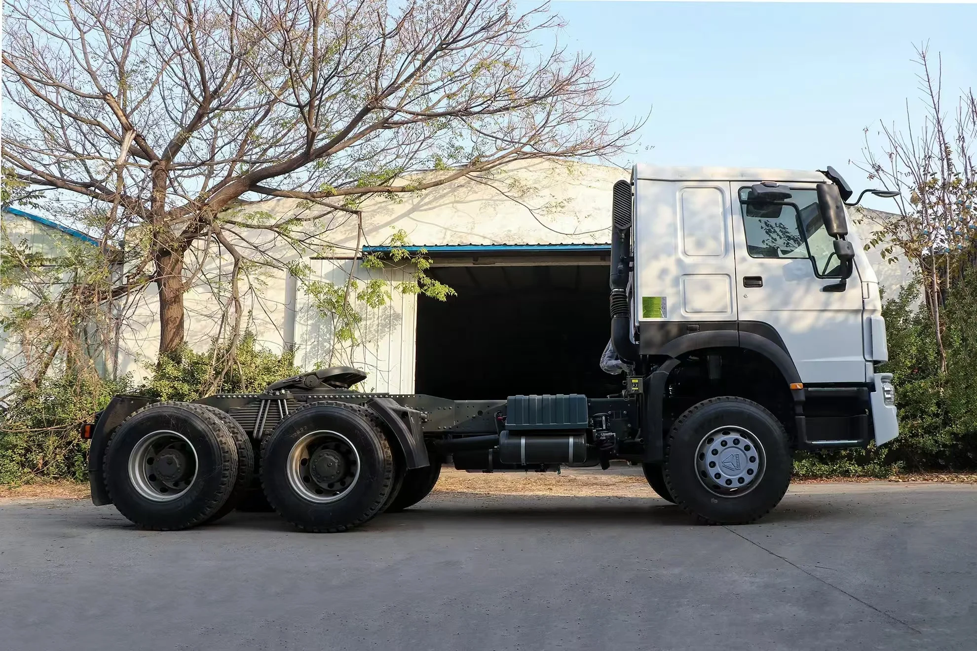 Factory Low Priced Sinotruck Howo NX 6*4 Manual Tractor Truck Weichai 380 Diesel Engine Euro 2 Emission Left Air Suspension