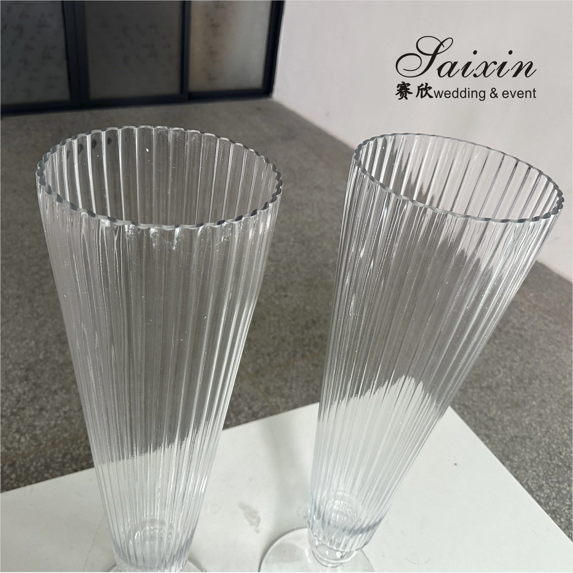Saixin high quality ribbed decoration tall striped glass vase for wedding centerpieces