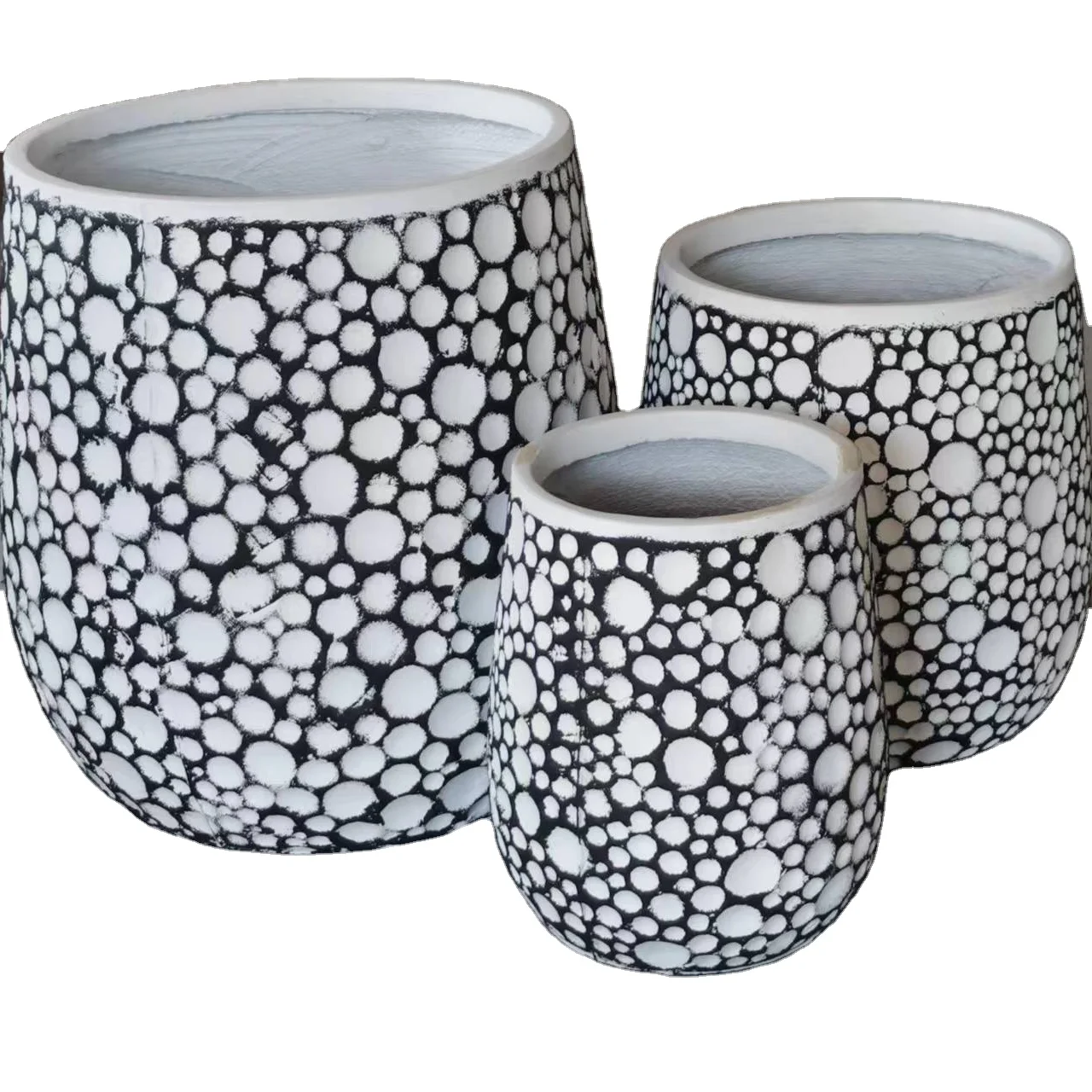 Цветочный магазин демонстрирует бетонные цветочные горшки