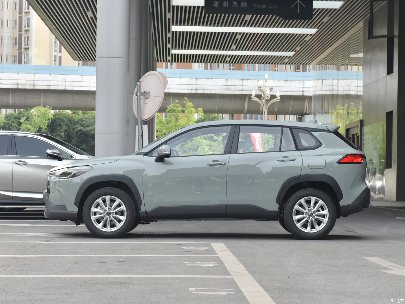 2024 Toyot a Coroll-a Cross 2.0L Hybrid Compact SUV Petrol-Electric Vehicle with High-Tech Driving Assistance System