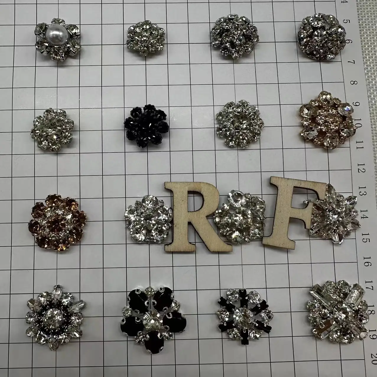 Wholesale fashion Customized Shank Alloy Crystal Prong Nail button for clothing accessory