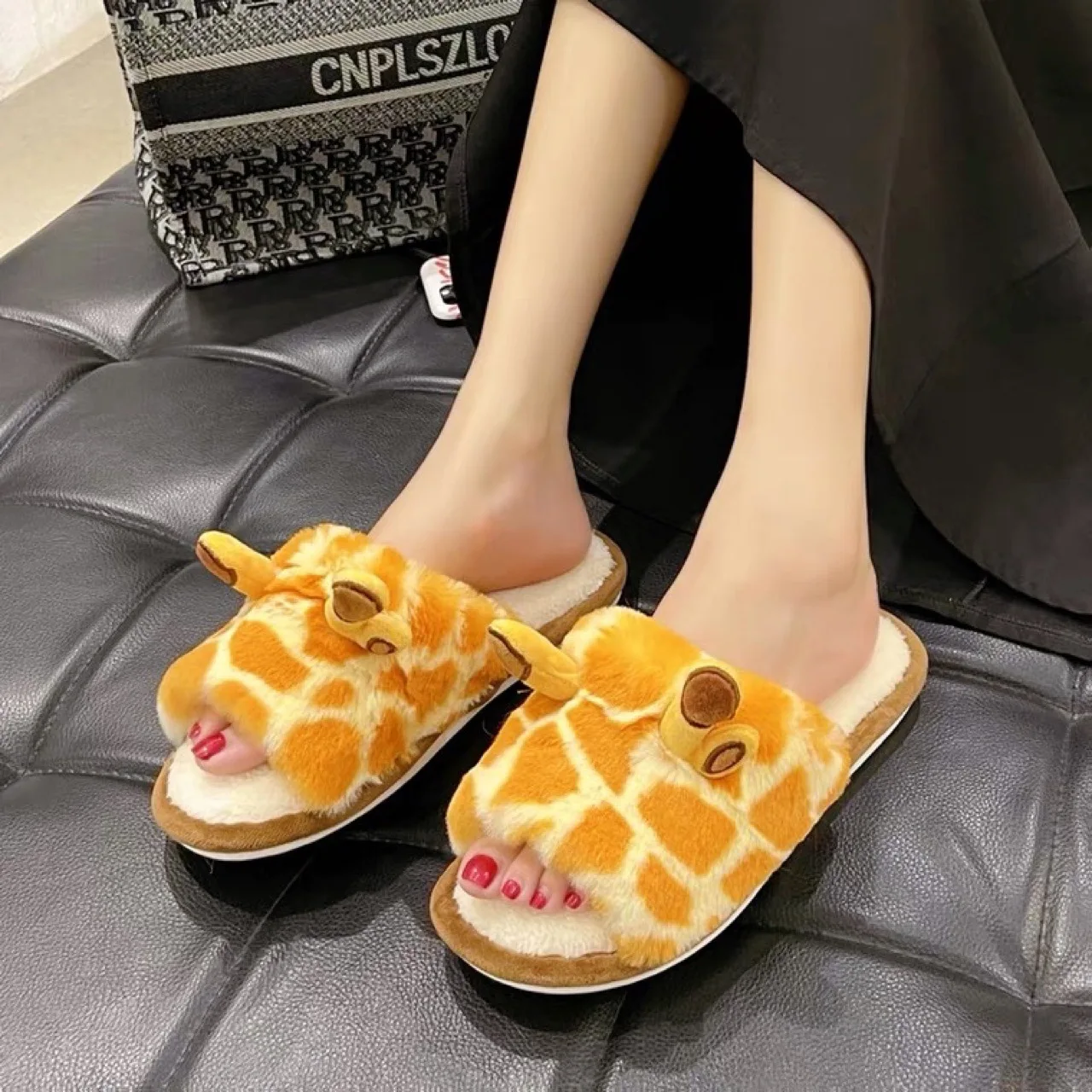 Female Winter New Indoor Warm Cotton Shoes Student Home Slippers Non-slip Shoes Cartoon Giraffe Furry Slippers