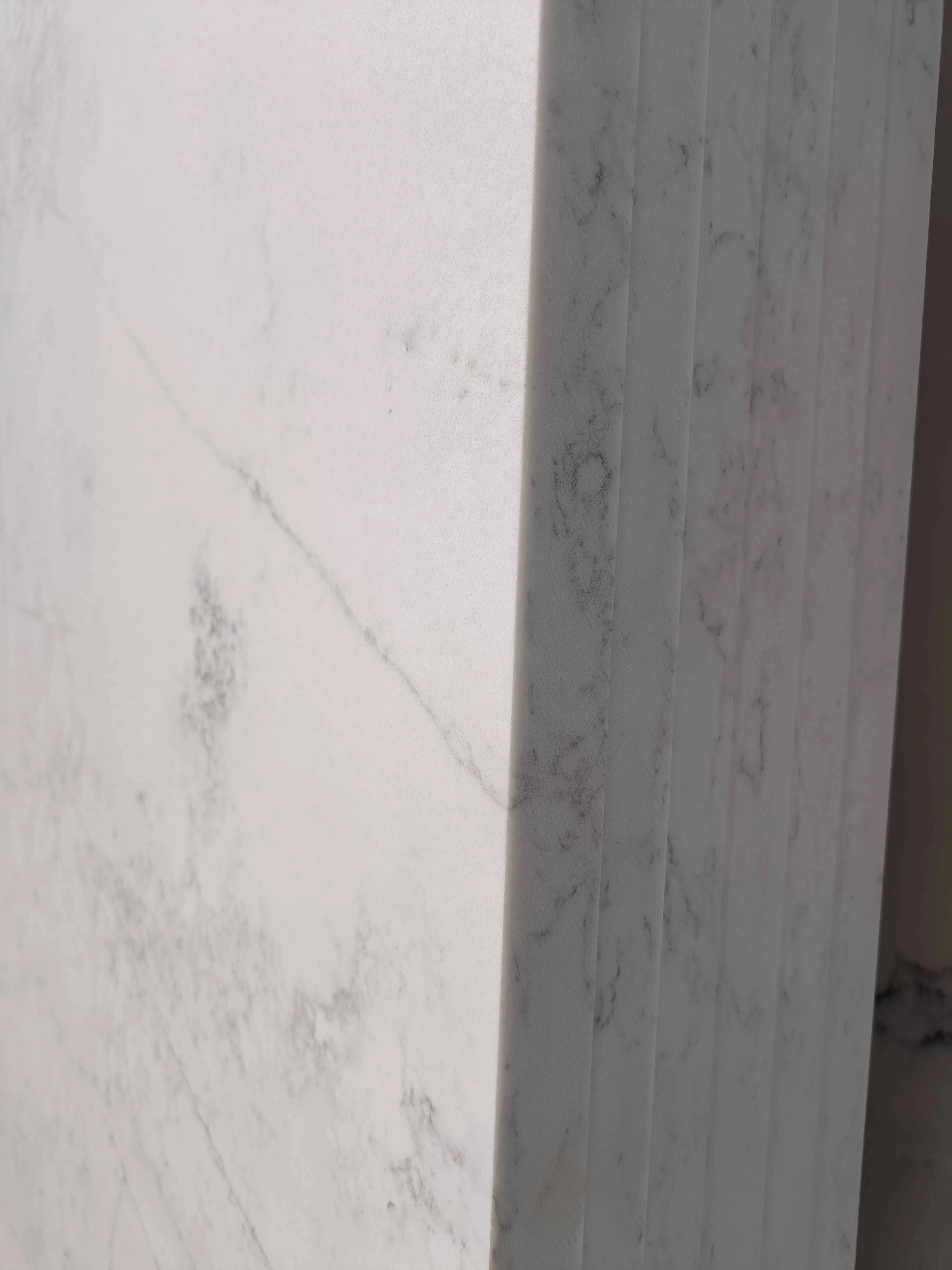 Wholesale 0 Silica Quartz Engineered Stone Moore White Artificial Quartz Stone for Countertop Benchtop Bar Top