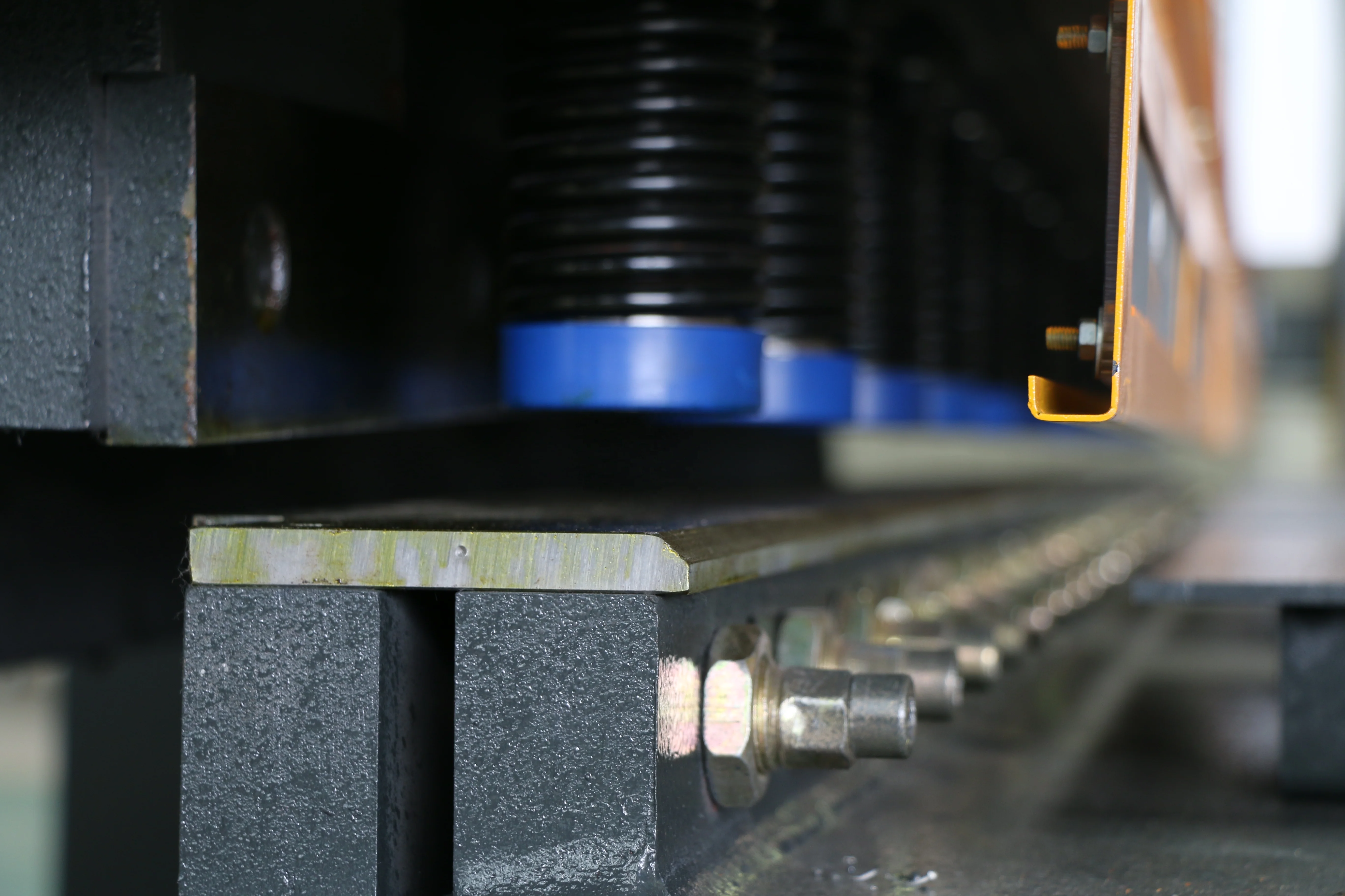 Easy to operate QC11K-13x2500 steel metal guillotine shearing machine with cutting blade