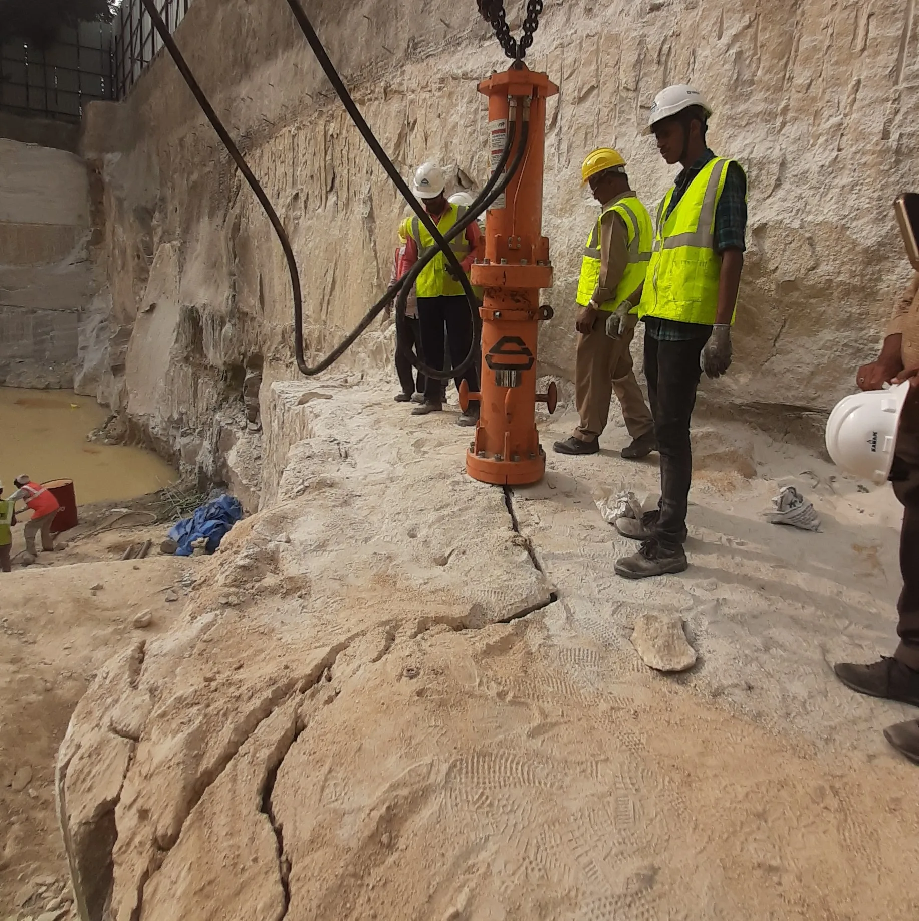 Used Hydraulic Stone & Rock Splitter for Mining and Construction for Sale in Rock Splitting Applications