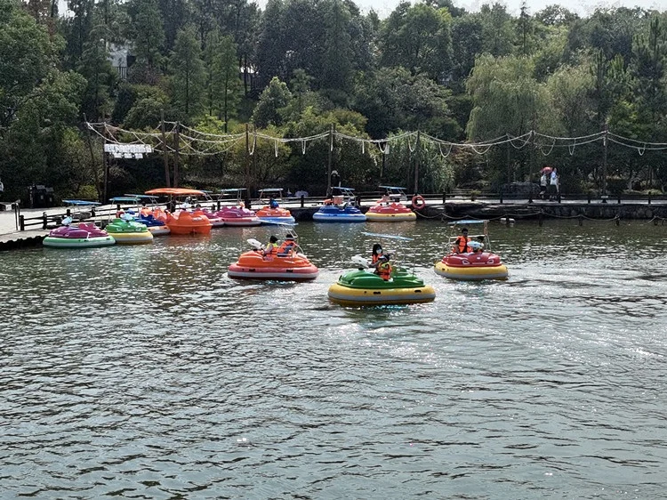 Electric Water-War bumper boat (Adult or kids)/ Inflatable bumper boat with water gun for water game