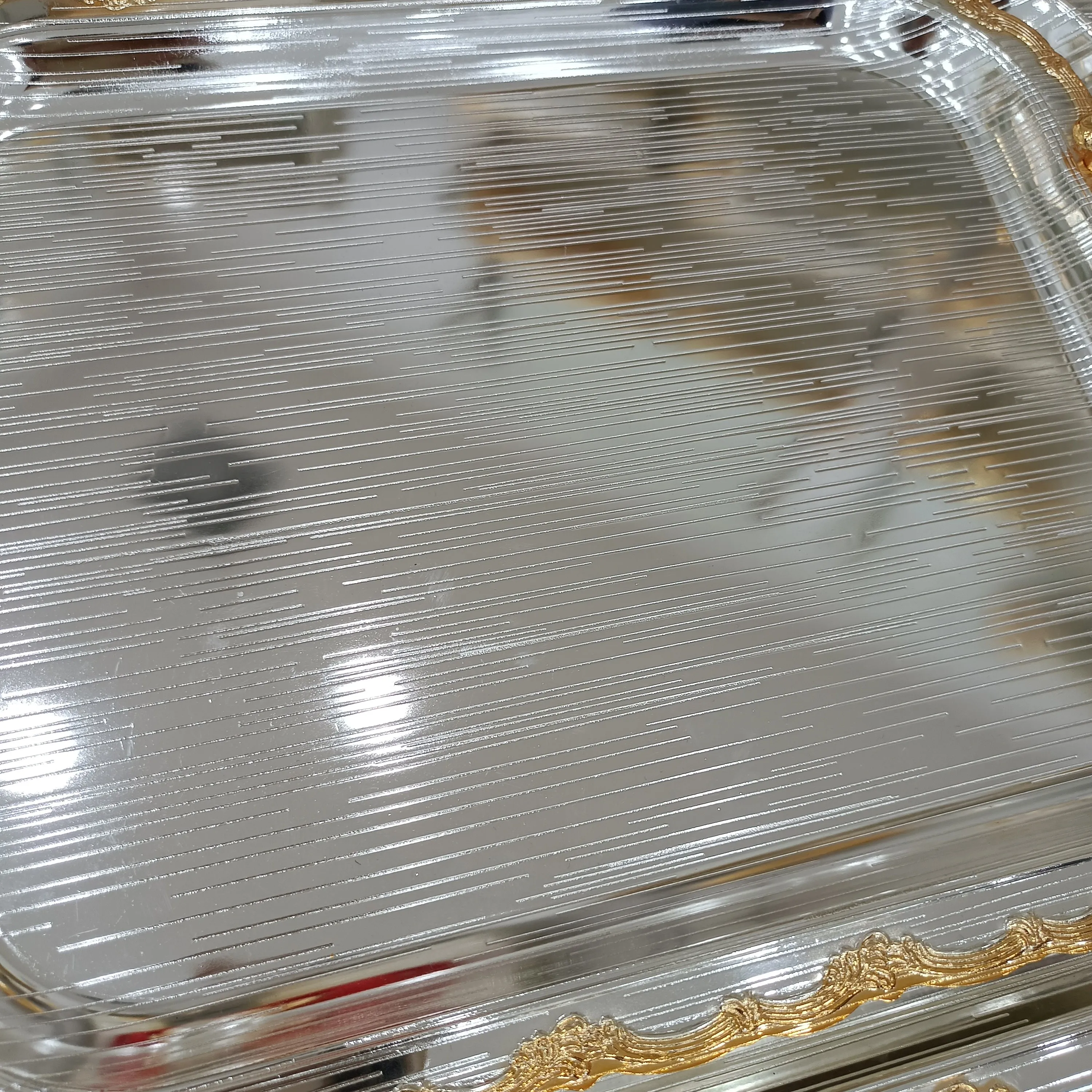 Wholesale Luxury Golden Leaf Shape Metal Table Decor Dry Fruit Plate Nuts Serving Dish Food Display Tray