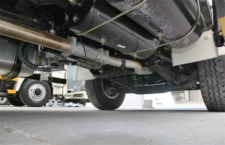 FOTON 4x2 self-handling garbage truck Euro 6 130HP tank volume 5000L hanging bucket garbage truck is cheap
