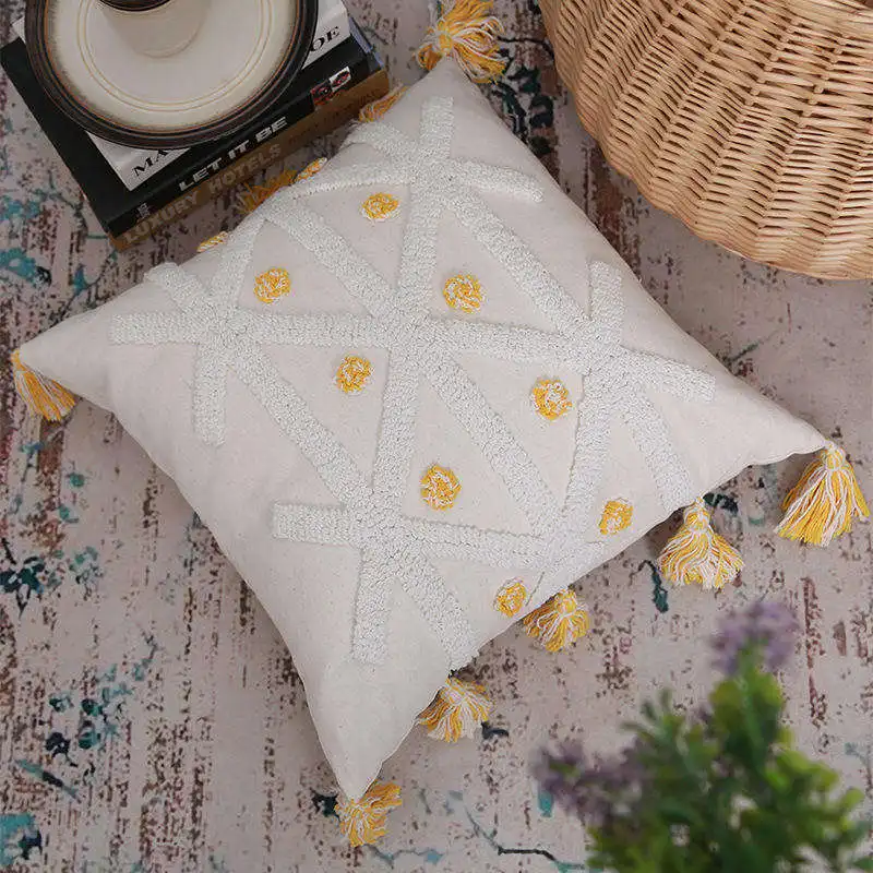 Innermor 2024 News hot selling gold ball tassel Farmhouse Decor tufted cotton boho style hand made cushion cover