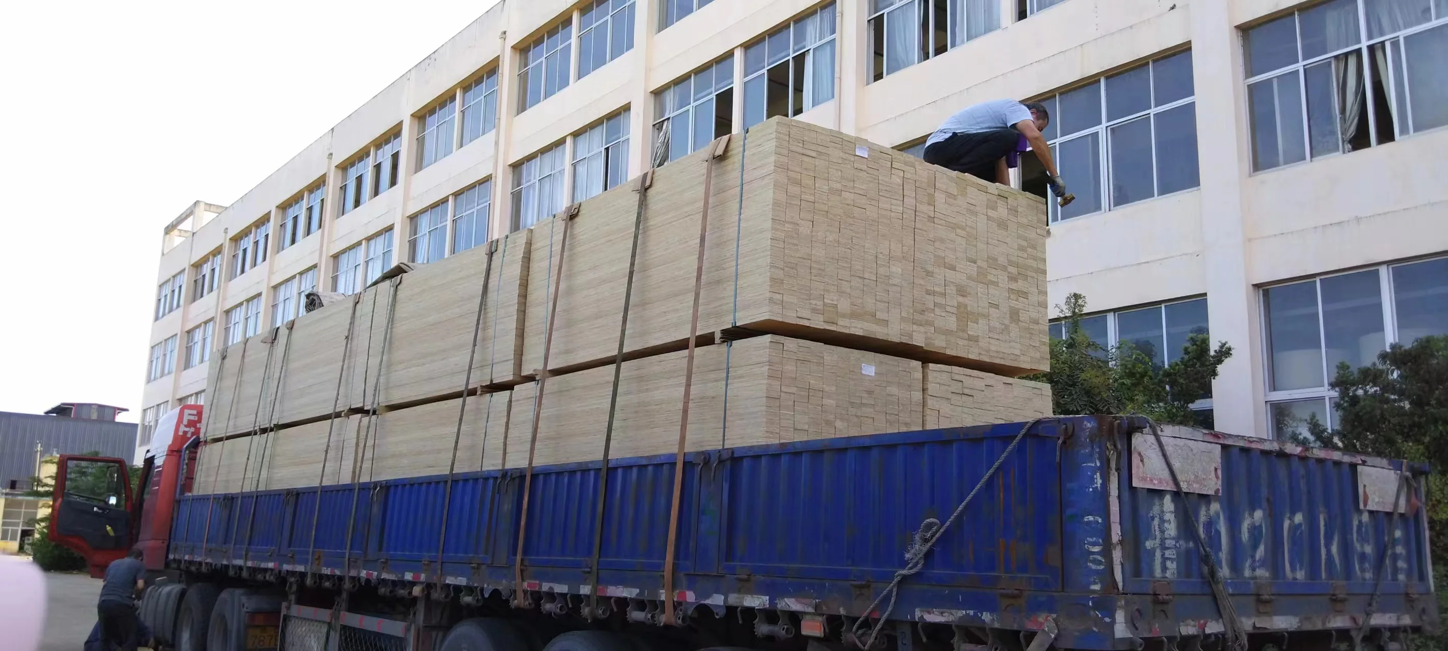 Highgrade building materials Laminated Veneer Lumber LVL Product grade  E10 E12 E13 E15  Each strength is customizable to buyers