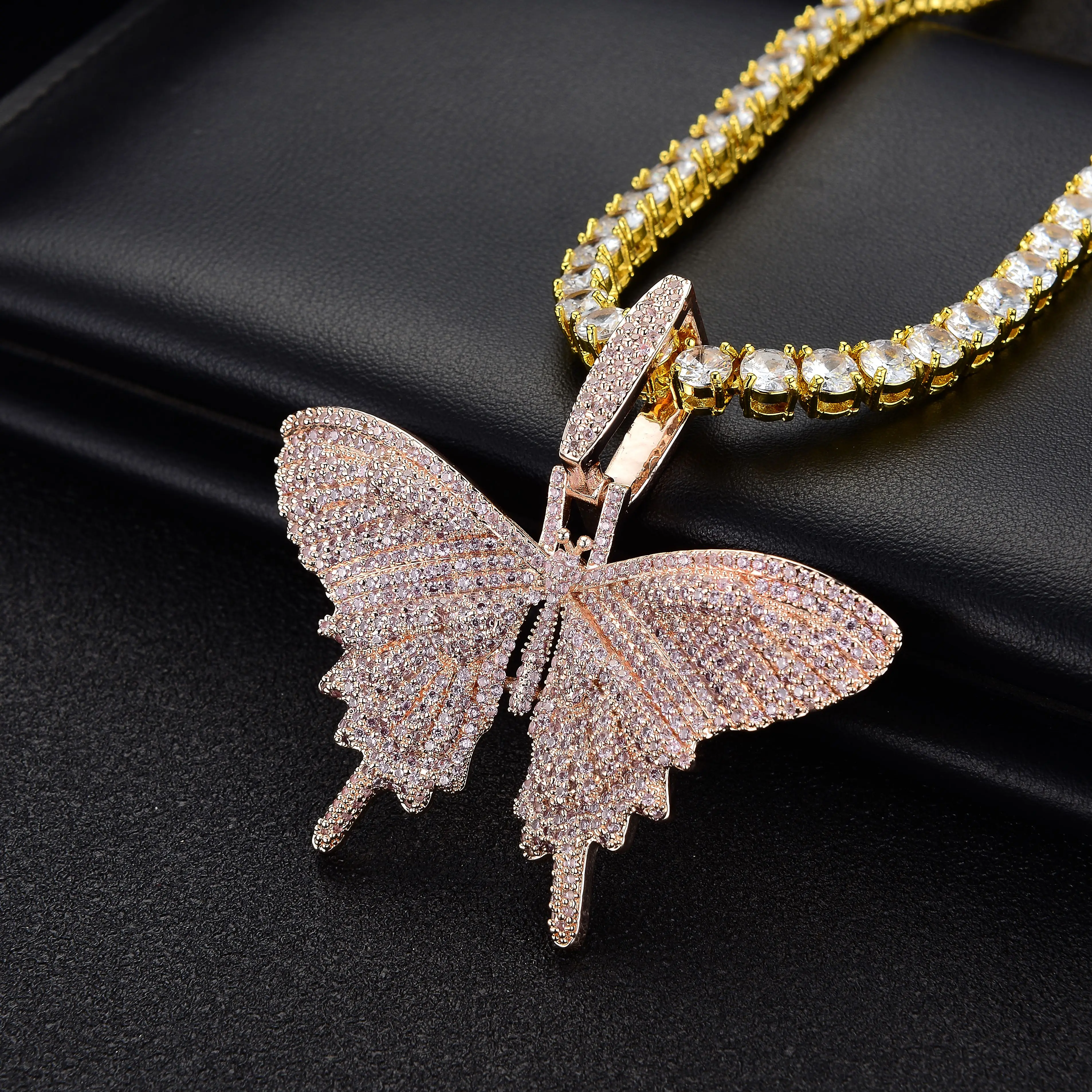 Spot Alloy Zircon Butterfly Pendant Cuban Chain Jewelry Ladies Necklace Pearl Jewelry Rotatable Butterfly Gold Necklace