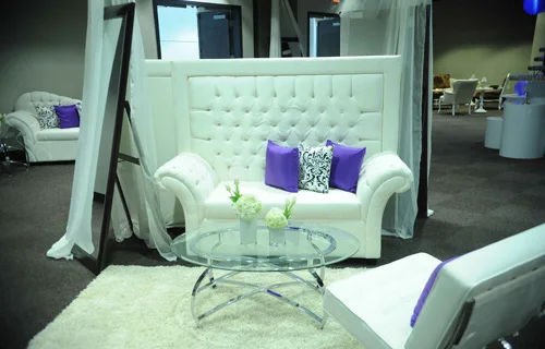 Белый кожаный диван с кристаллическими