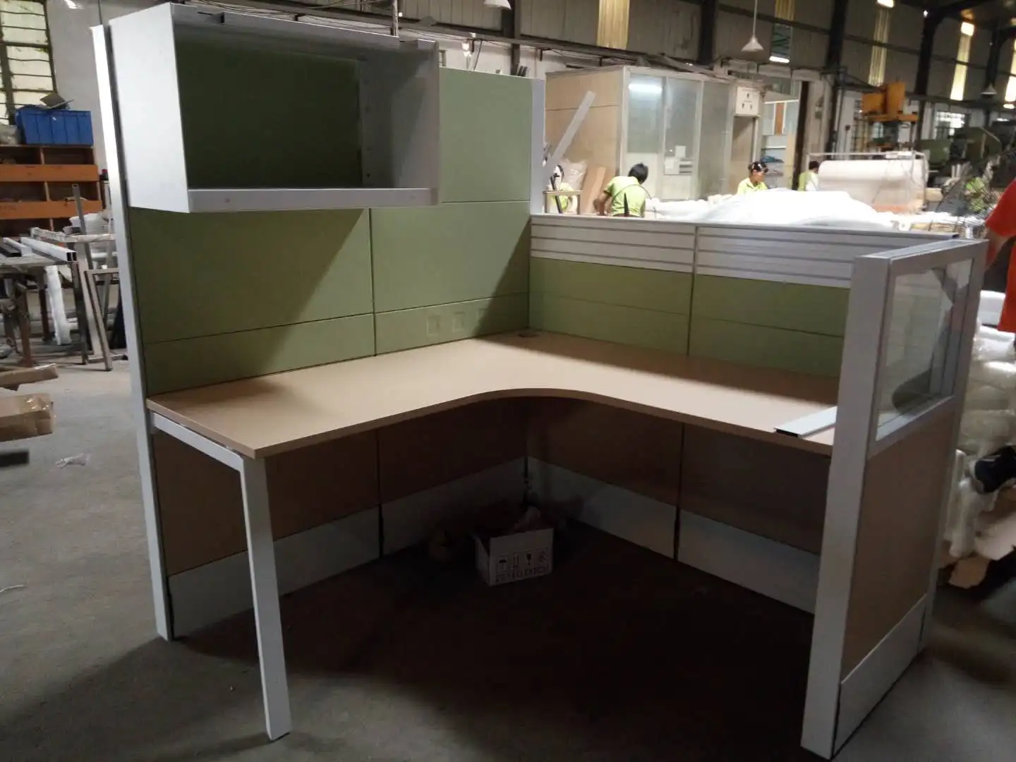 Newest green material modular staff employee Office Desks cubicle 4 person modern office workstation