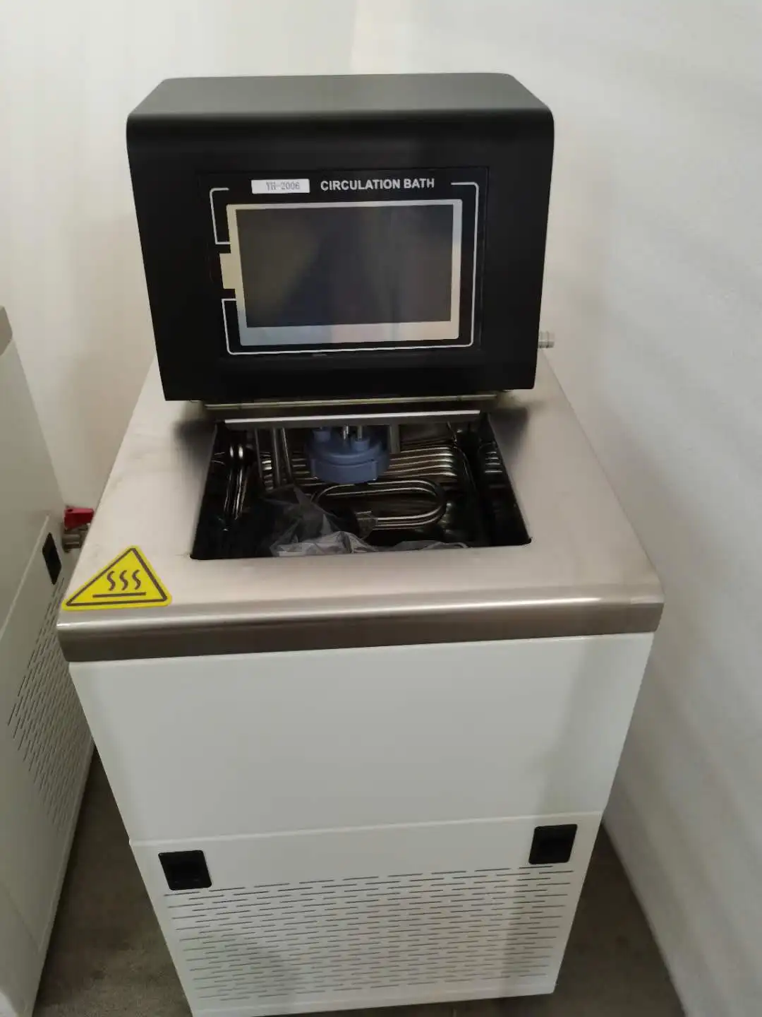 DC Series Thermostatic Water Bath. (heating and cooling bath)