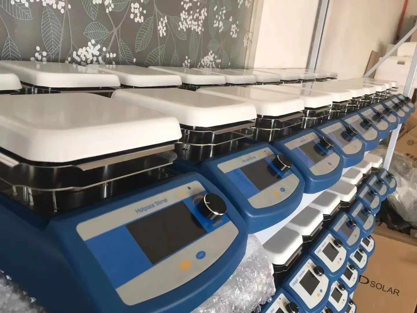 Laboratory magnetic stirrer with heater