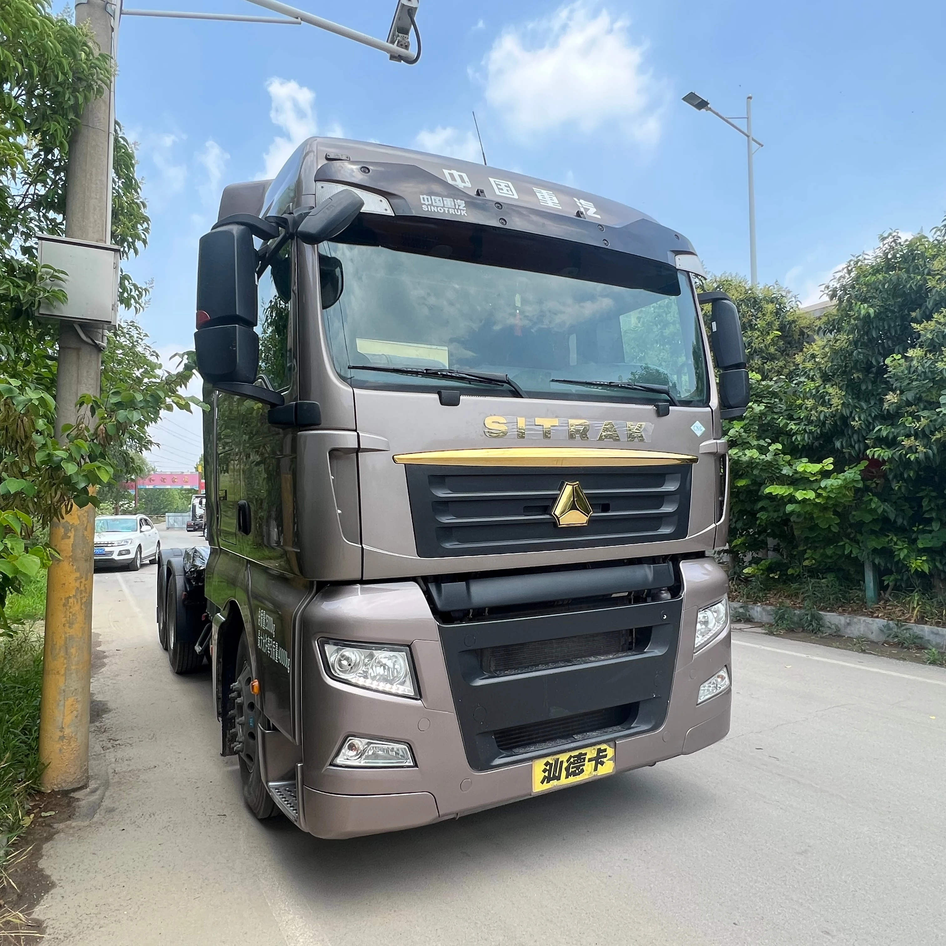 Cheap Price Sinotruk Double Sleeper HOWO 6*4 10 Wheels 420HP Euro 2 Used Tractor Truck for Sale