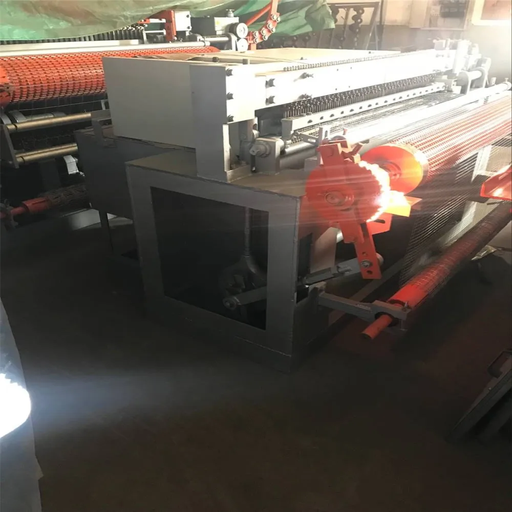 Automatic electric galvanized wire weld mesh making machine in roll