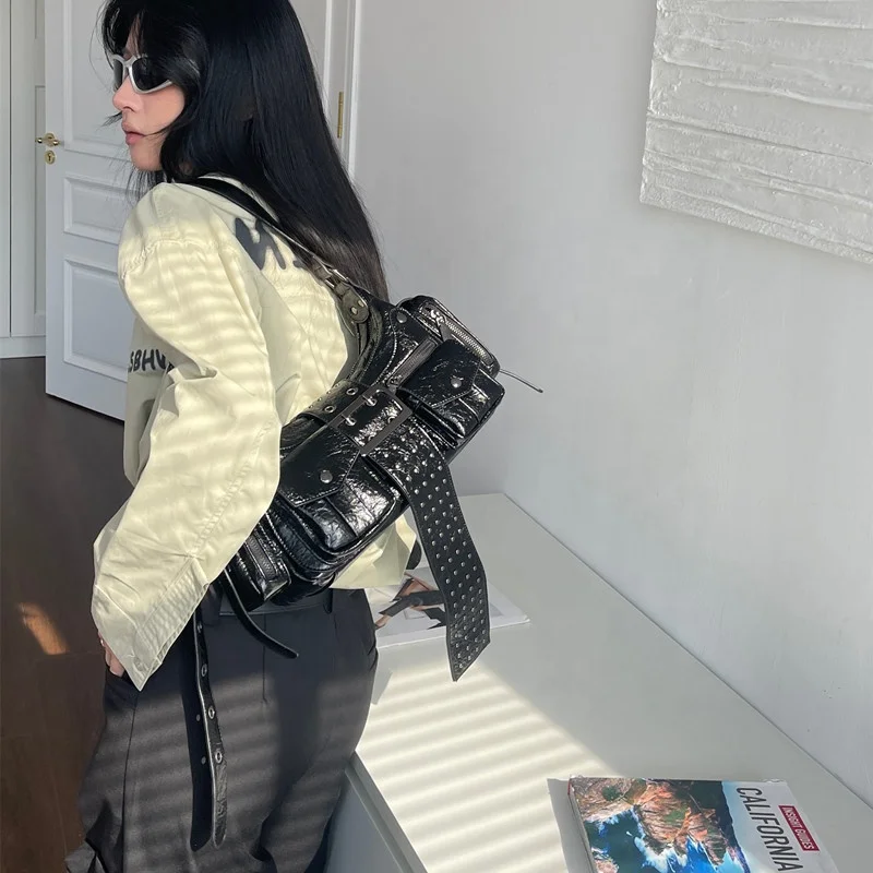 Женская сумка на плечо с карманами