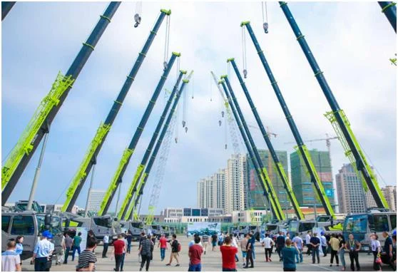 ZAT2000V753.1 All-terrain Crane Seven Section Booms 103m Lifting Height