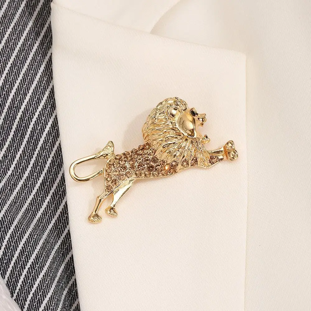 Factory wholesale Metal golden rhinestone lion pin brooch zinc alloy hijab brooches for clothing decoration