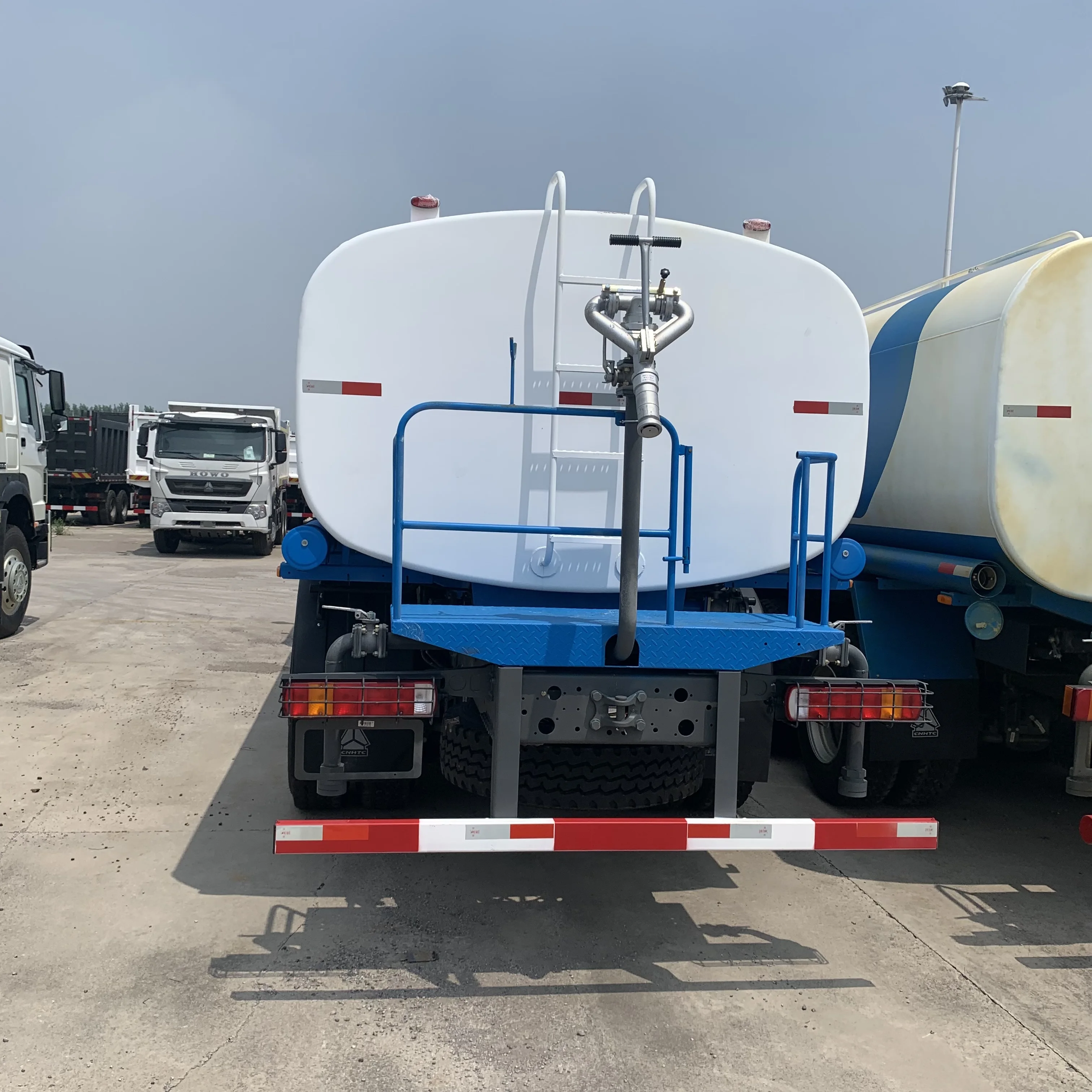 SINOTRUK Low Price HOWO 4X2 6X4 8X4 10 cbm 12cbm 20m3 water tank truck for hot sale