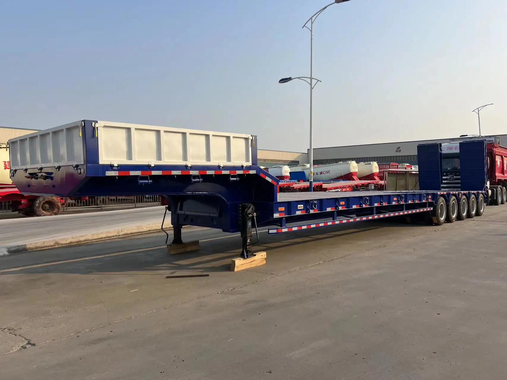 factory  manufacture 60t Lowboy Lowbed Semi Trailer Hot Sale Transport Heavy Cargo air suspension 3/4/5 axle 28 T landing gear