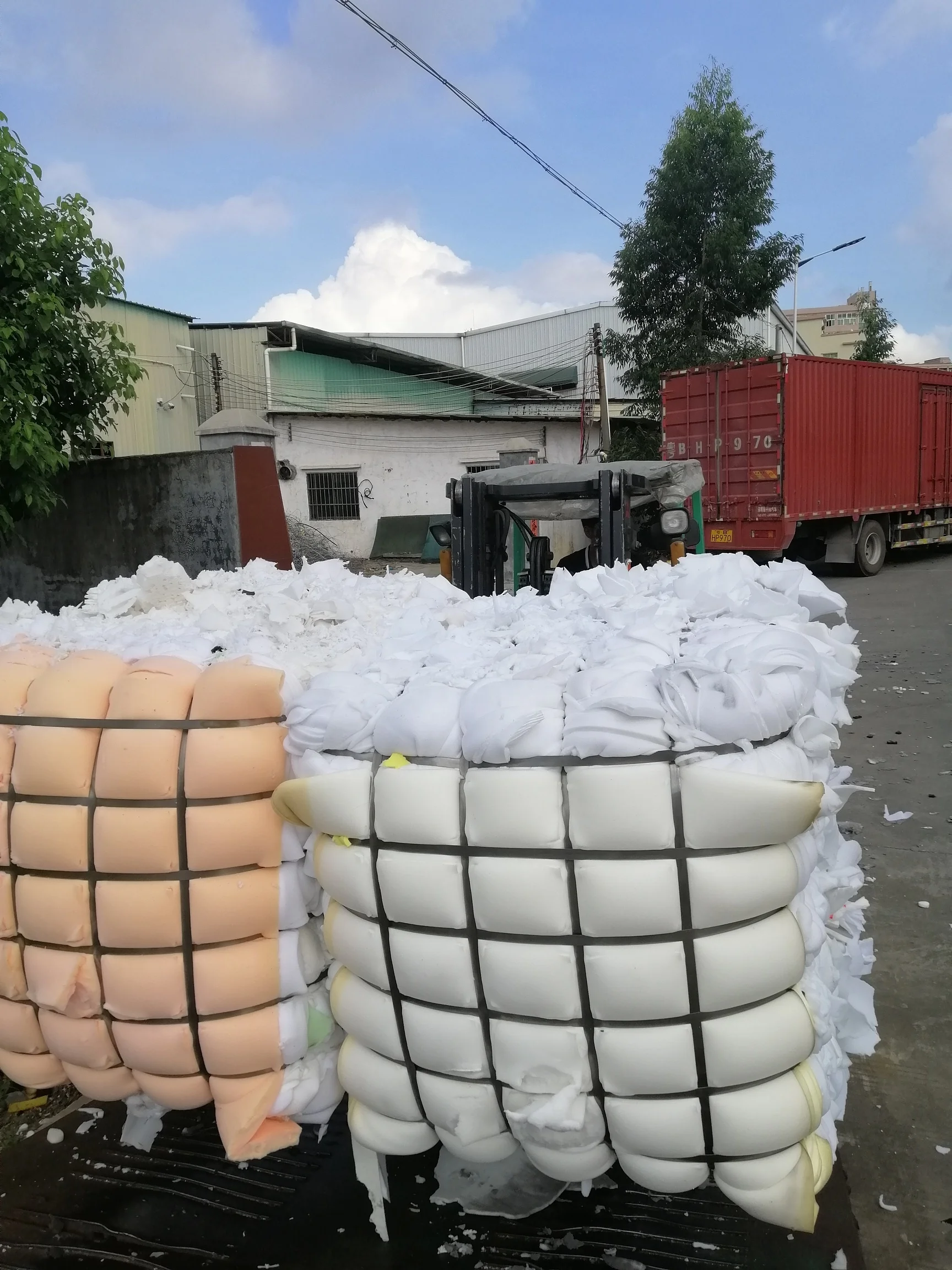 Fung Billion white color PU sponge scraps pu foam scrap for rebond foam Recycled polyurethane trims in bales