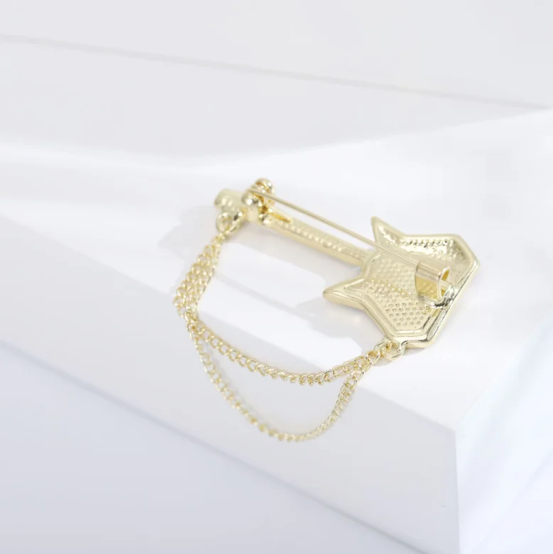 New Fashion Creative Chain Guitar Brooch Musical Instrument Badge Exquisite Men Suit Lapel Pin Women Wedding Jewelry Accessories