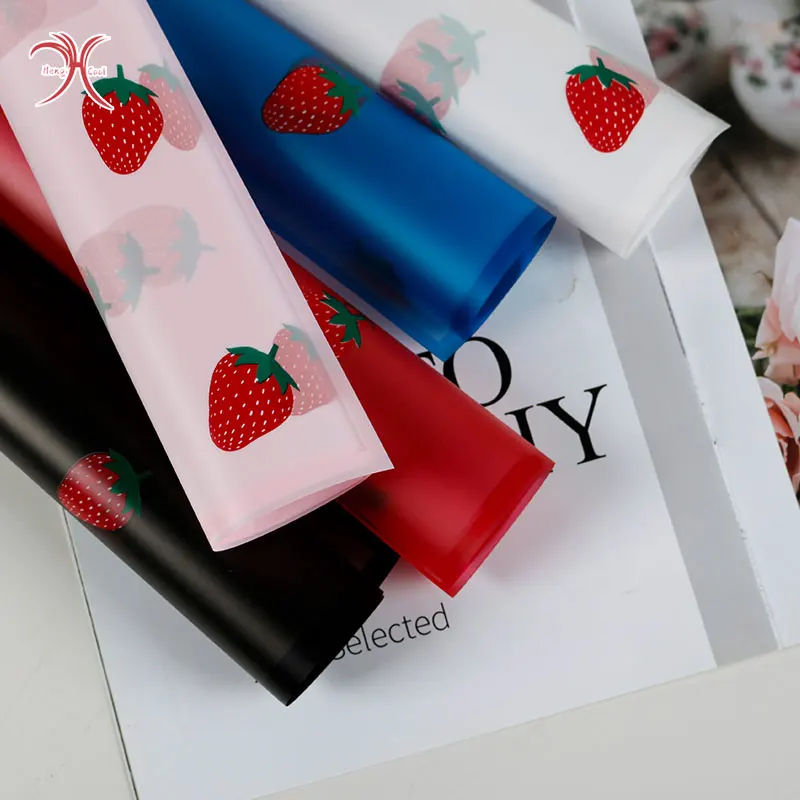 2024 Hot selling foreign trade best-selling Korean bouquet flower paper strawberry shape Holiday Gift Wrapping