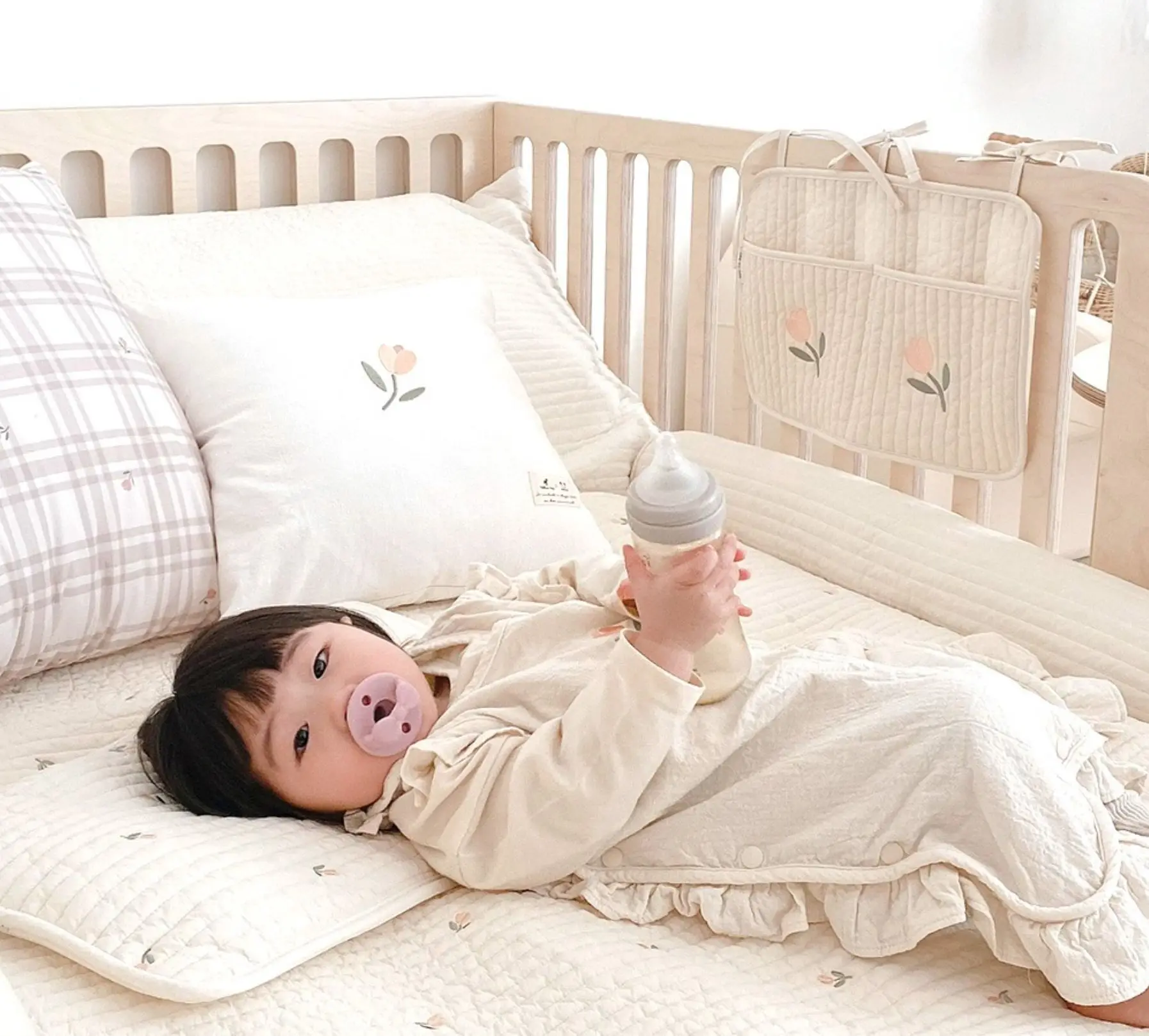 Lovely Embroidered Baby Nursery Organizer Baby Bed Detachable Organizer Hanging Storage Bags for Crib Bedside