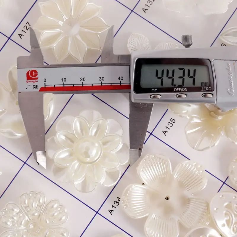 Factory wholesale production of white mop shell flower beads artificial flower beads handmade carved pearl jewelry